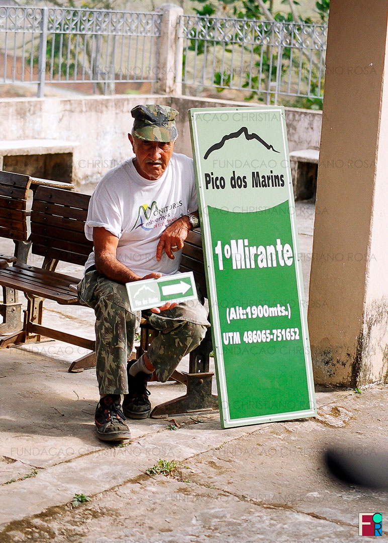 João Corrêa, guia piquetense, com uma das placas colocadas na trilha que leva ao Pico dos Marins. A demarcação de pontos da trilha foi um dos produtos do projeto "Conscientização e Percepção Ambiental da Bacia Hidrográfica do ribeirão Passa Quatro ao Paraíba do Sul", executado pela Fundação Christiano Rosa entre os anos de 2003 e 2004.