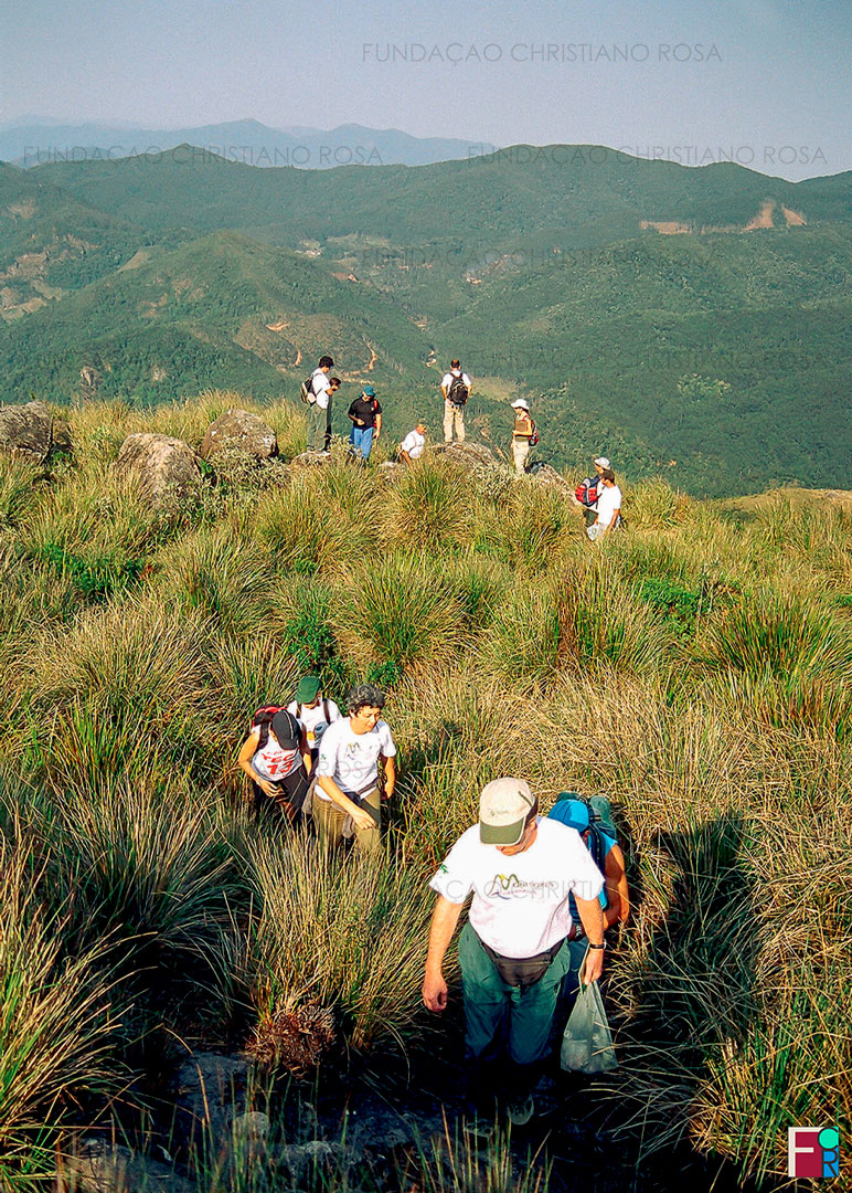 Excursão ao Pico dos Marins para identificação dos pontos da trilha a serem demarcados, um dos produtos do projeto "Conscientização e Percepção Ambiental da Bacia Hidrográfica do ribeirão Passa Quatro ao Paraíba do Sul", executado pela Fundação Christiano Rosa entre os anos de 2003 e 2004.