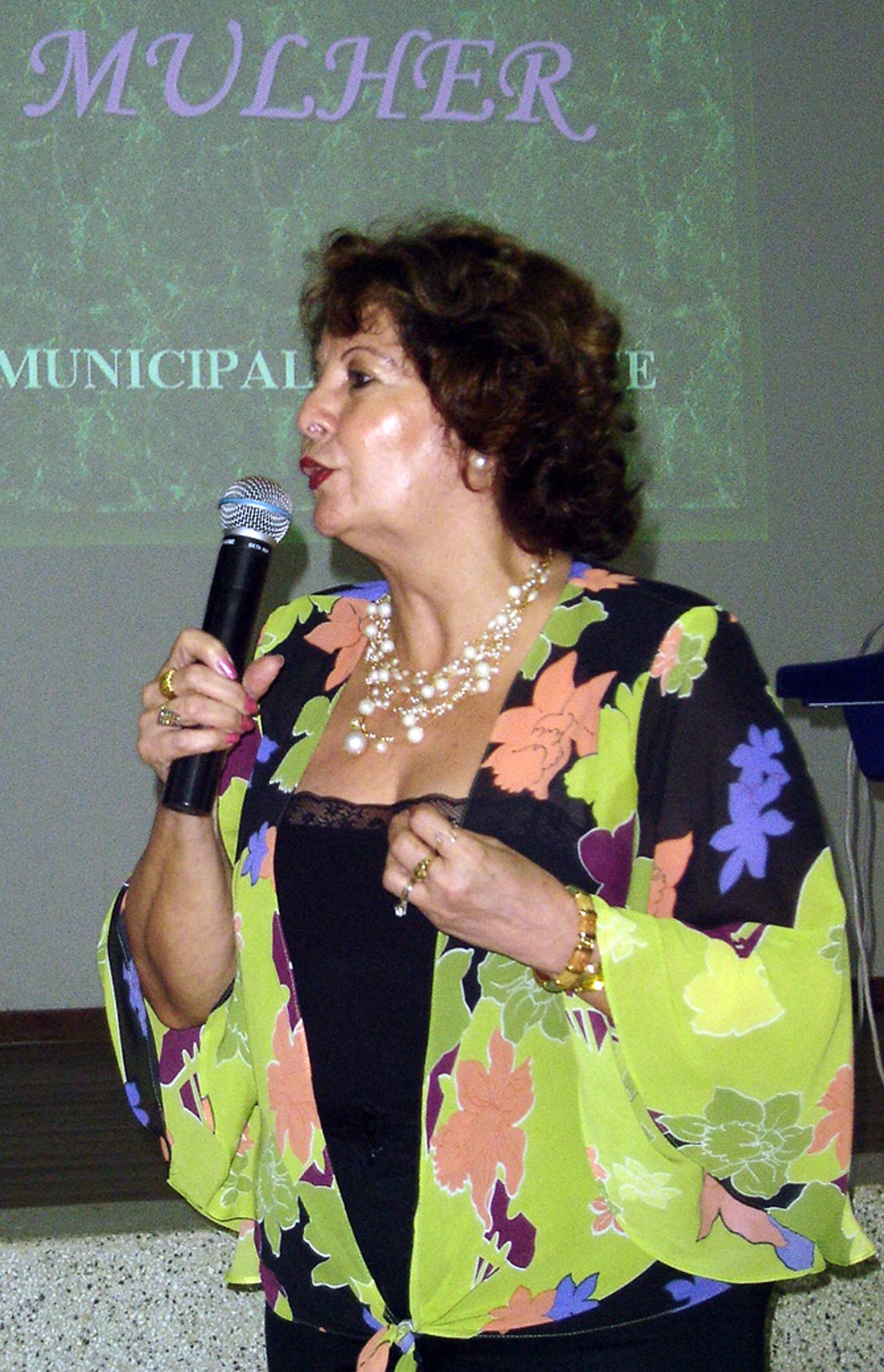 Myrthes Mazza Masiero declama em cerimônia do Dia da Mulher, em Piquete.