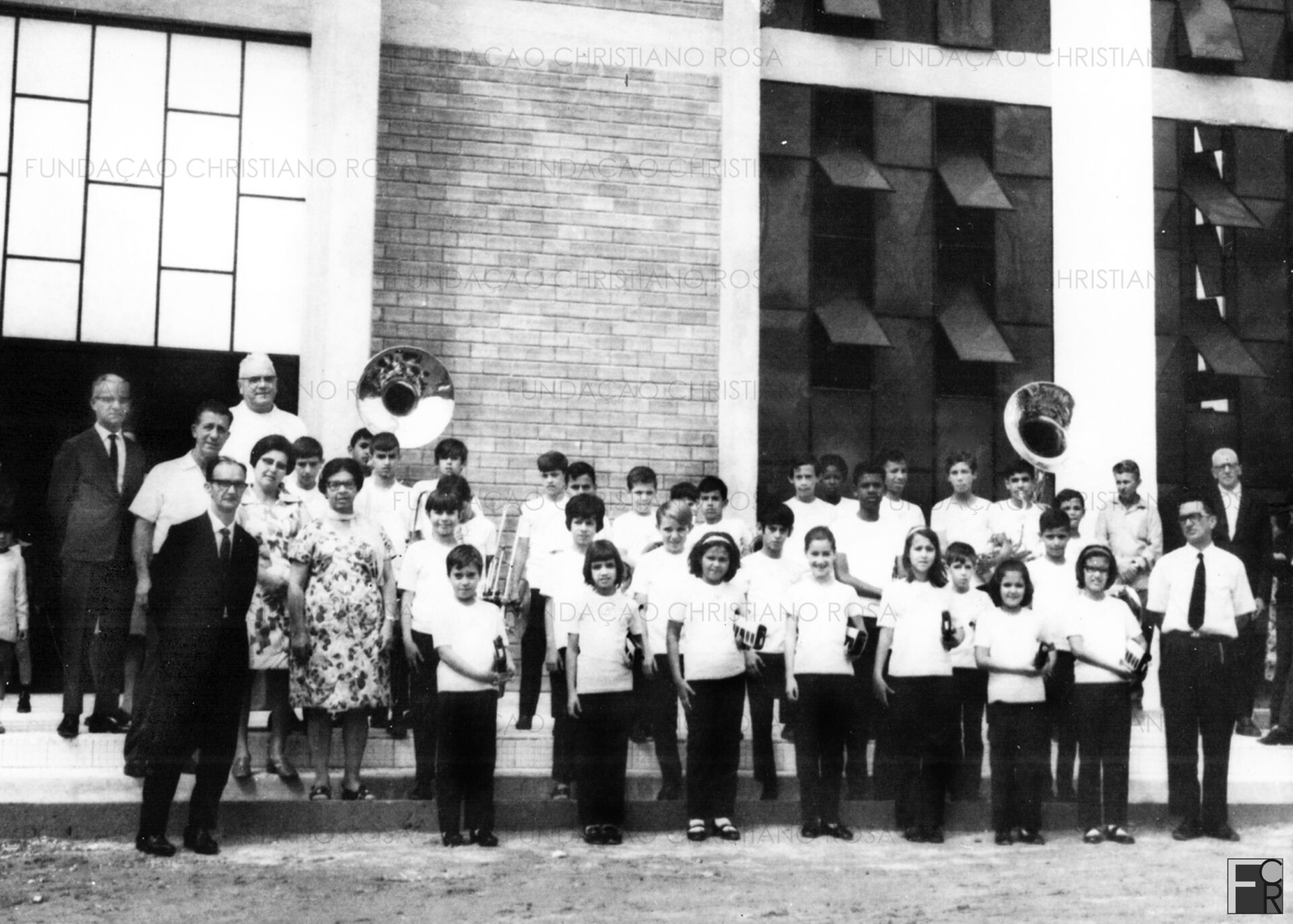 Na foto de Dogmar Brasilino: Prefeito Luiz Vieira Soares, Pe. Pedro Verdumen, Oswaldo Coelho Nunes, Eunice Nunes, José Arantes (Cotinha), Dorvalina Meirelles. À direita, à frente, o maestro Carlos Vieira Soares, quando da primeira apresentação da Lira da Juventude Piquetense, no dia 29/09/1970.