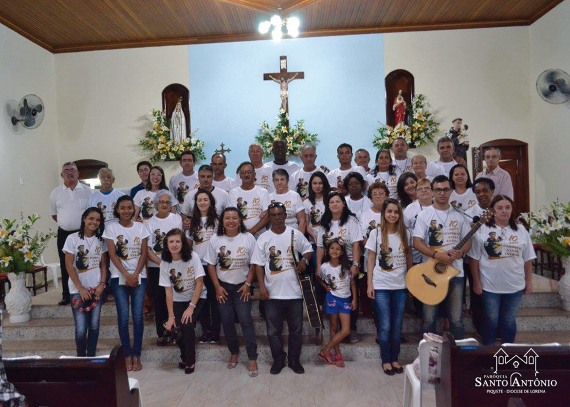 Alguns membros da Paróquia de Santo Antônio, em 2017, quando das comemorações dos 10 anos da Paróquia, em 8 de novembro de 2017.