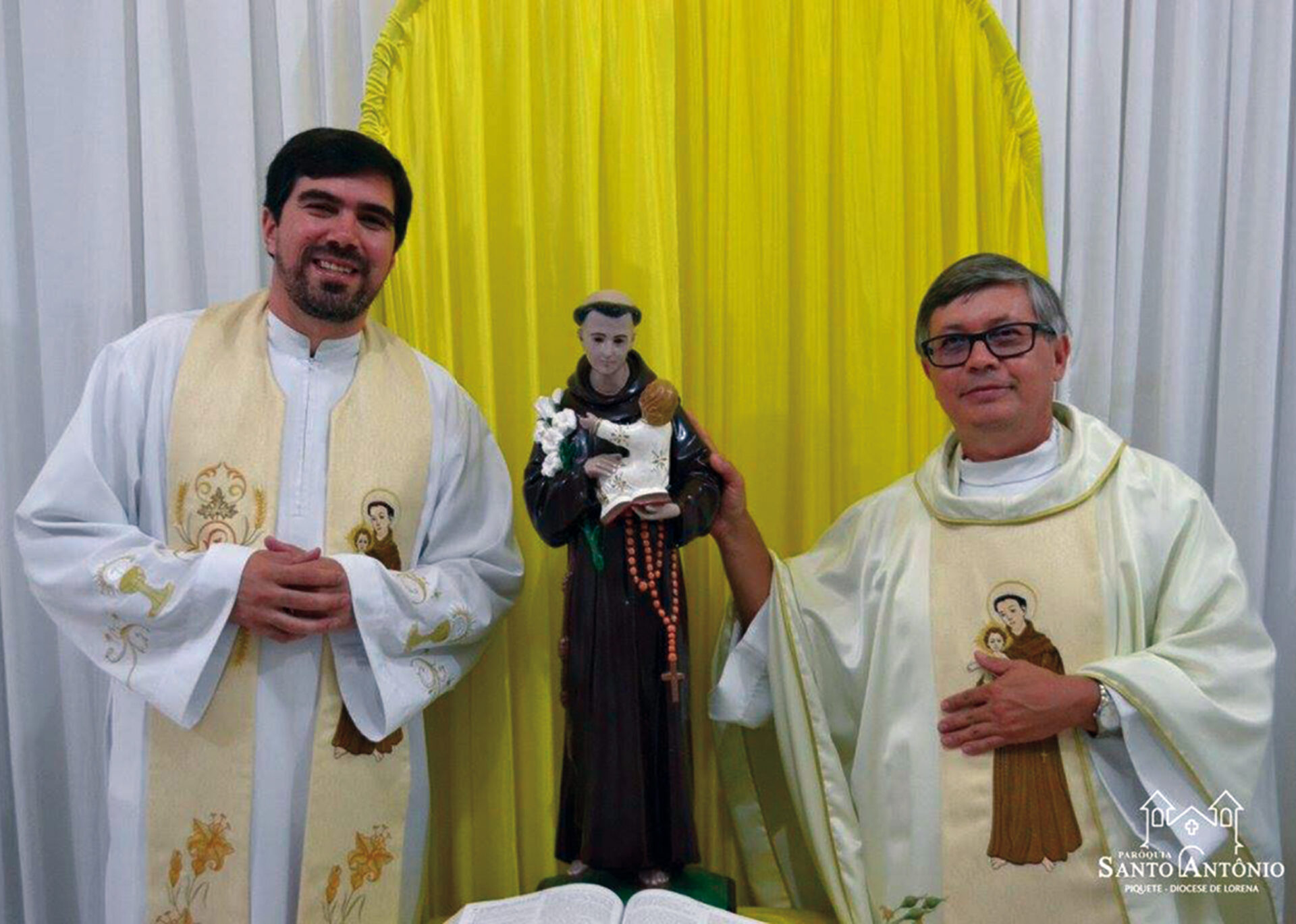 Padres Anderson (esq.) e Pe. Zezinho, ex párocos da Paróquia de Santo Antônio quando das comemorações dos 10 anos da Paróquia, em 8 de novembro de 2017.