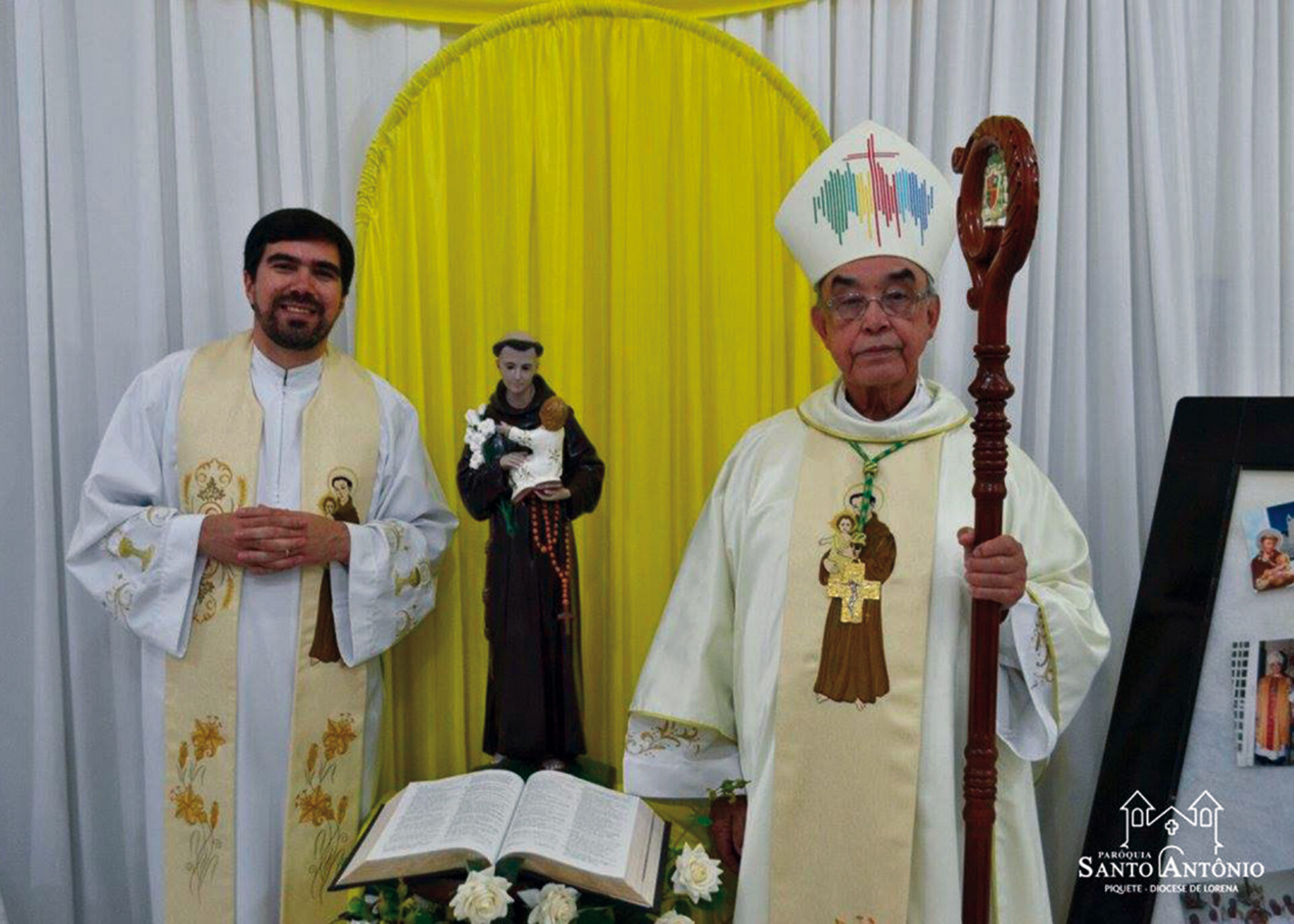 Padres Anderson, pároco da Paróquia, e o bispo Diocesano, D. Benedito Beni, quando da celebração dos 10 anos da Paróquia de Santo Antônio, em novembro de 2017.