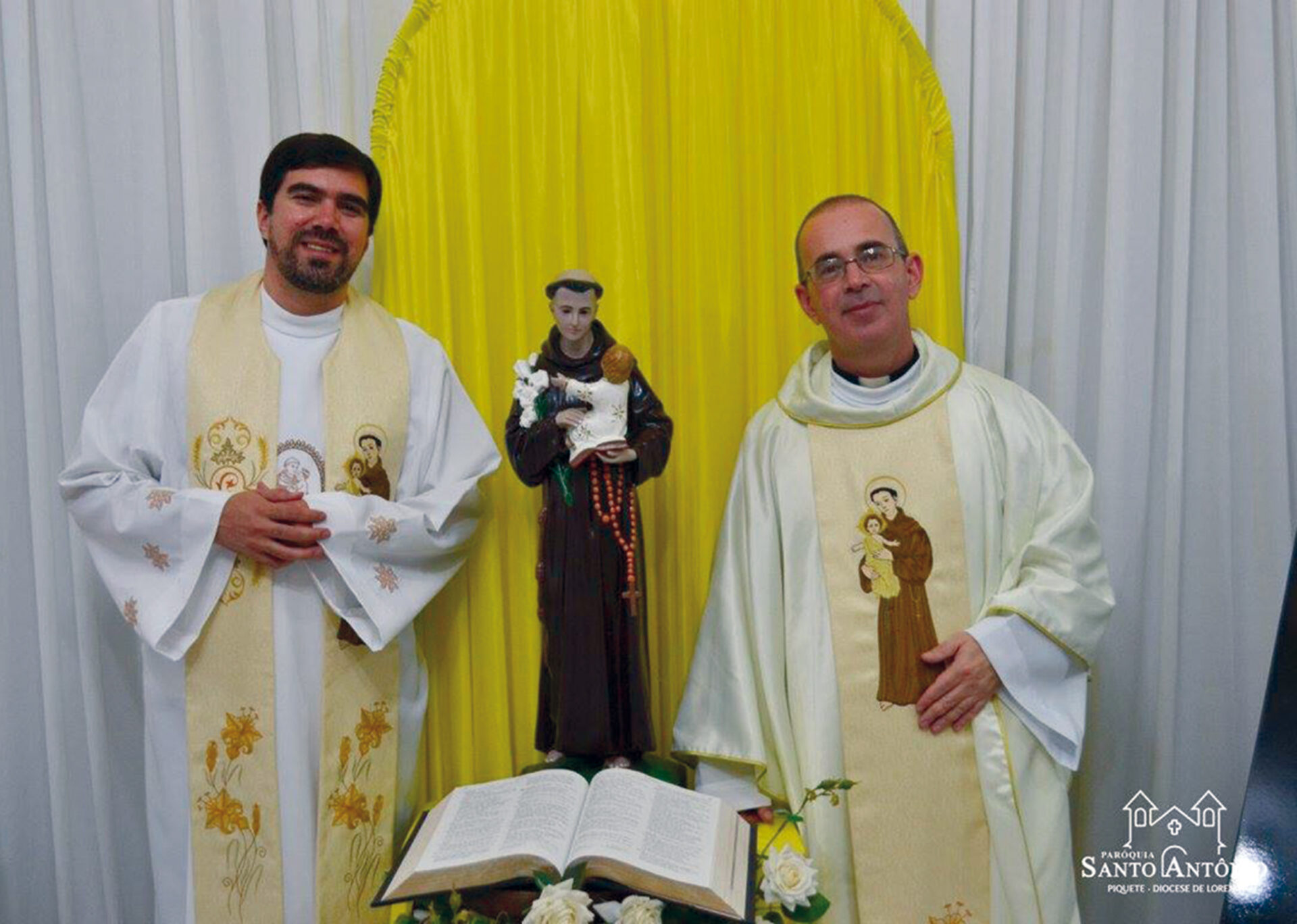 Padres Anderson (esq.) e Daniel Capucho quando da celebração dos 10 anos da Paróquia de Santo Antônio, em novembro de 2017.