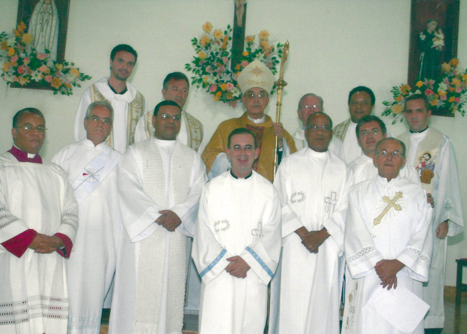 O bispo diocesano, D. Benedito Beni, padres e diáconos presentes à cerimônia de instituição da Paróquia de Santo Antônio, em Piquete, SP, em 8 de novembro de 2007.