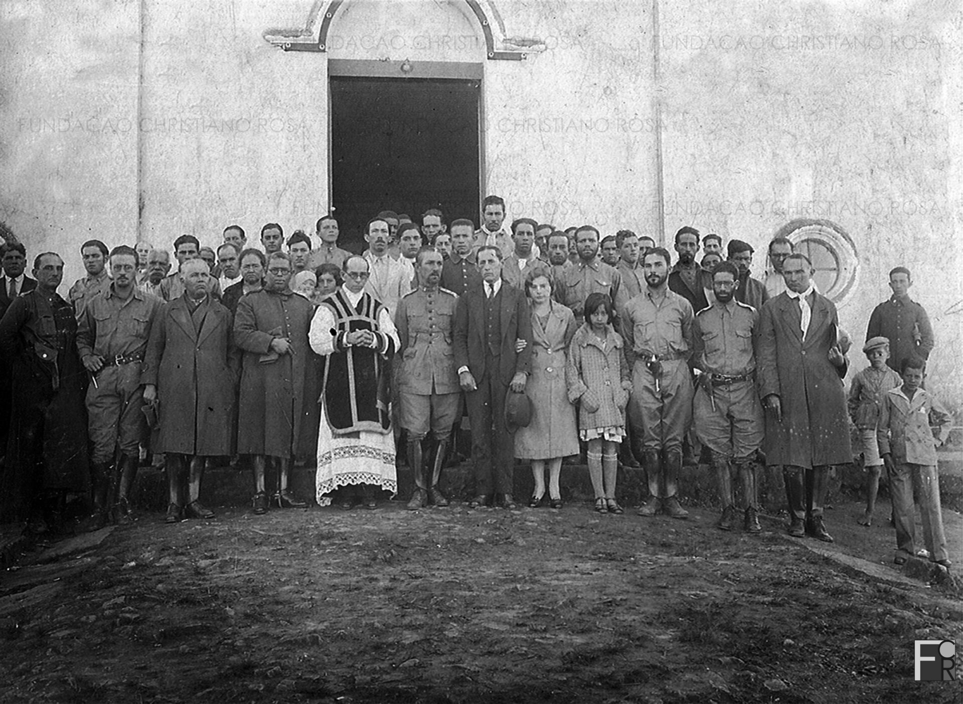 Após missa celebrada na Matriz de São Miguel, em Piquete/SP, o comandante militar Leôncio Neiva ladeado pelo padre Estanislau Leme e pelo prefeito Antônio Pelúscio.
Moradores da cidade reconhecidos: Joaquim Sacristão; D. Rita, esposa do sr. Juca Pinto, com a filha, Mocinha, que carrega o filho ao colo; José Vieira Soares, Salviano e José Alves Beraldo.