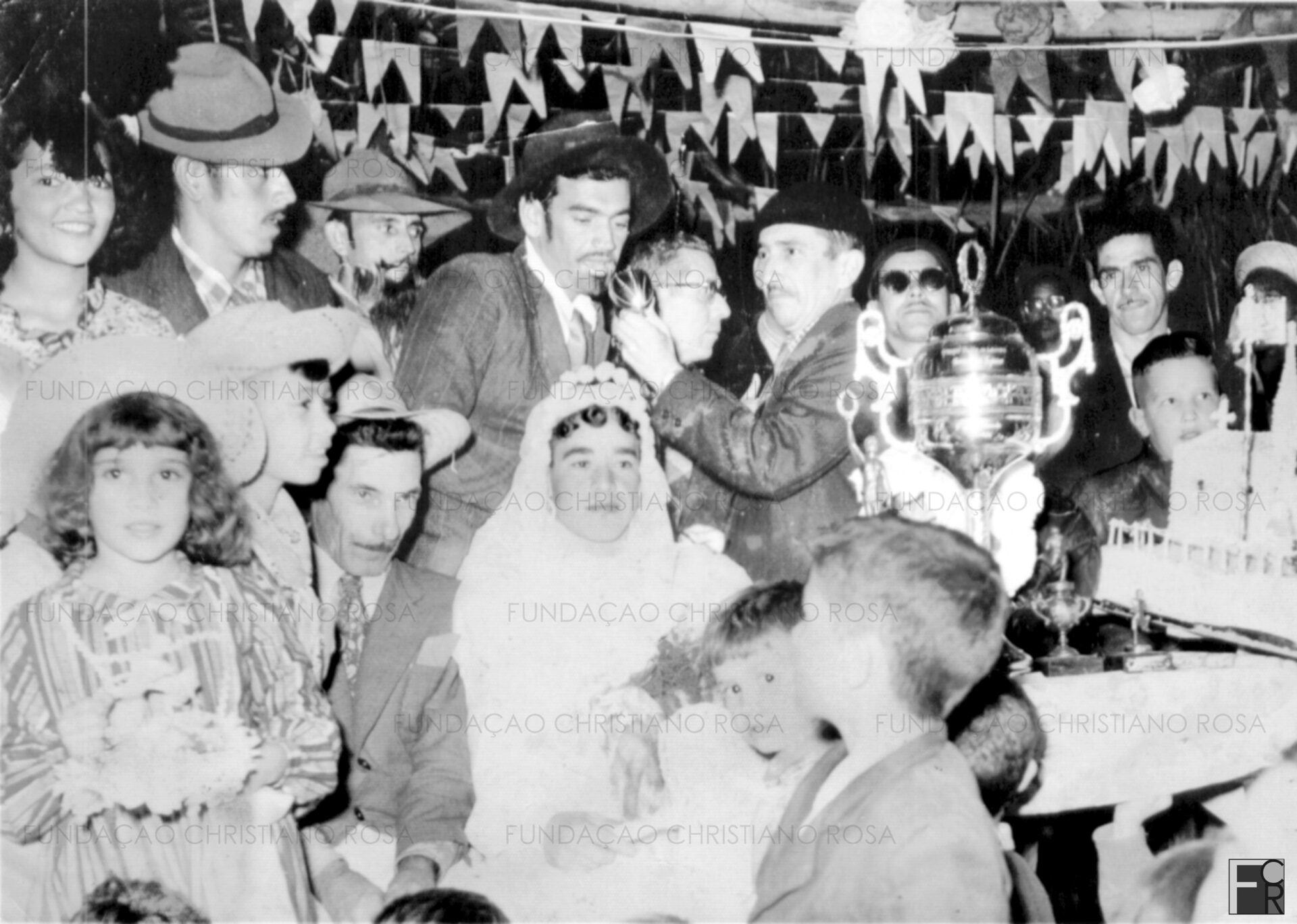Casamento caipira, em Piquete, SP. em Junho de 1961. Da esquerda para direita: Luzia, Geraldo Chaves, Beco, Batatinha, Luiz Leal e Alony Soares.