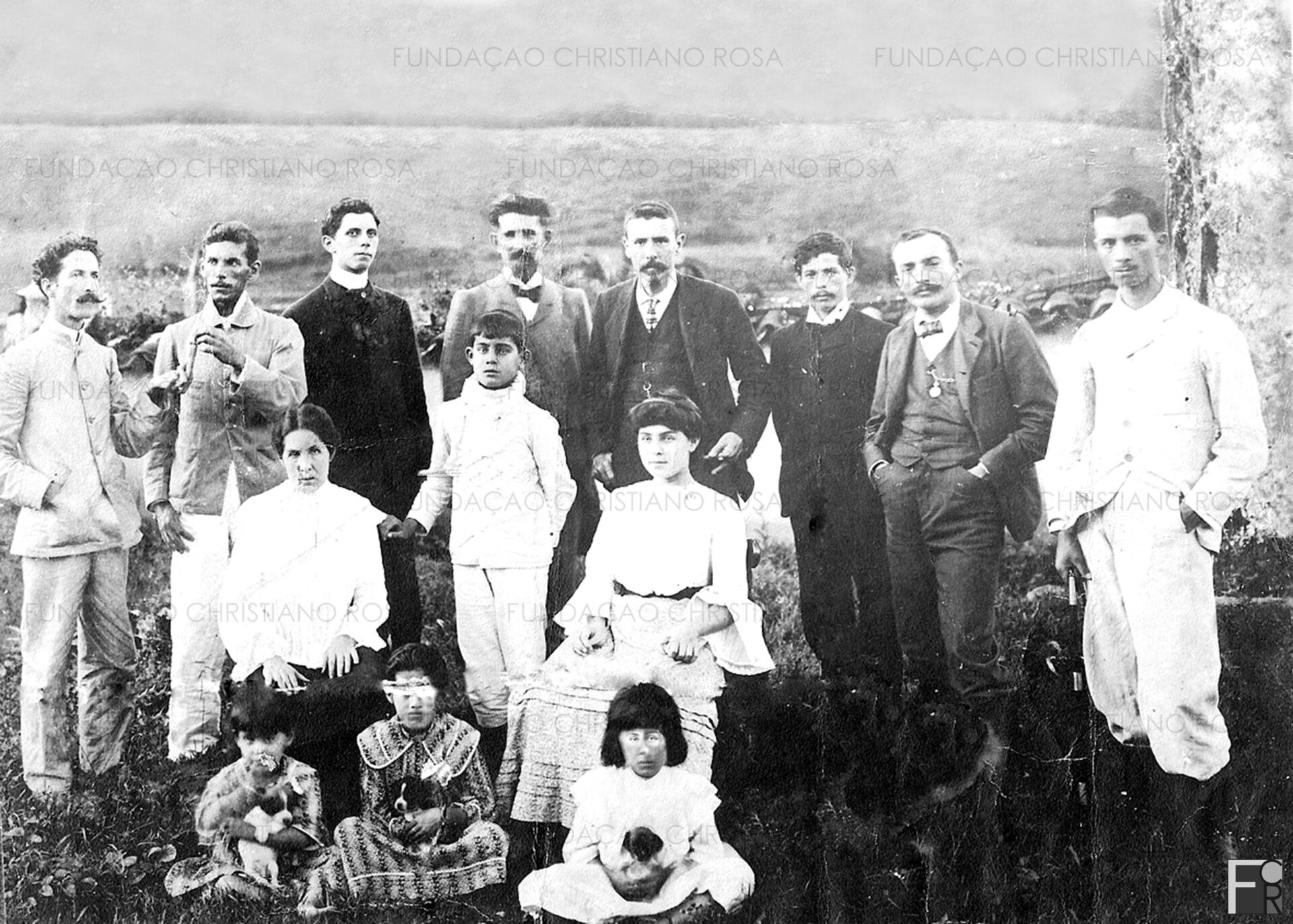 Herdeiros do Comendador Custódio Vieira da Silva, proprietário da Fazenda “Estrela do Norte”. Na foto de julho de 1905, a filha Maria Domiciana Vieira Bittencourt, viúva de Carlos Alvim Tacques Bittencourt, e filhos, quando da negociação da propriedade com a Comissão de Compra do governo federal.