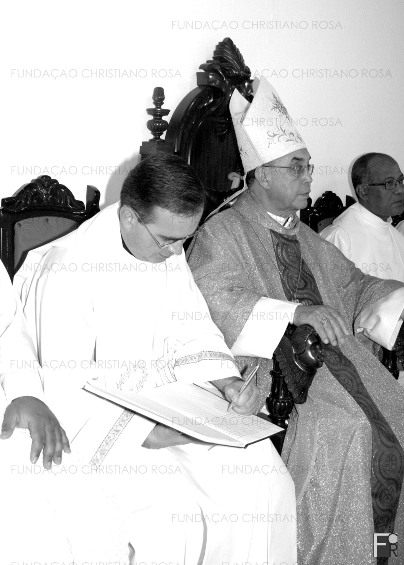 Pe. Daniel Capucho assina a Ata de instituição da Paróquia de Santo Antônio, em 8 de novembro de 2007.