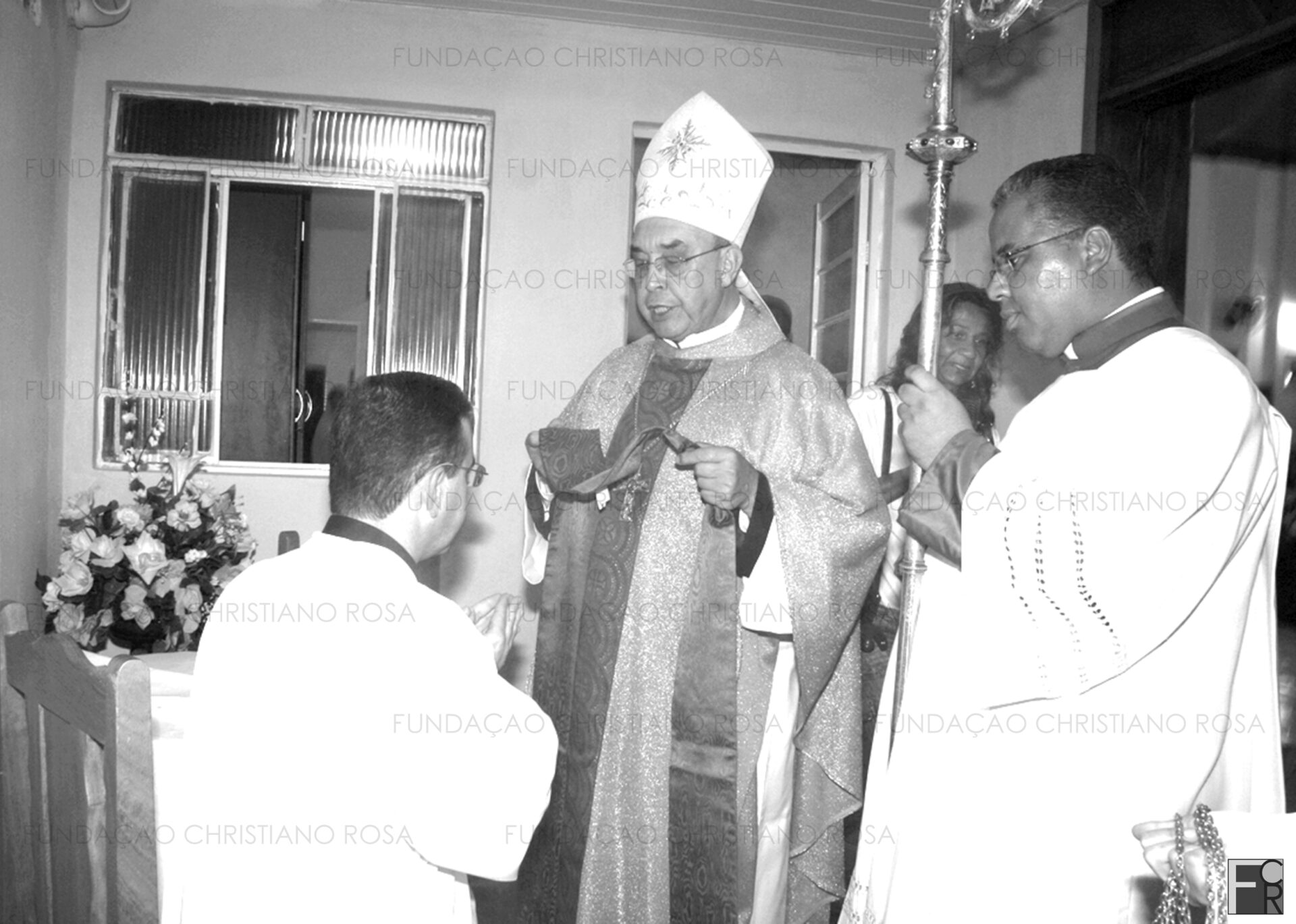 Entrega da estola roxa ao Padre Daniel Capucho, primeiro pároco da Paróquia de Santo Antônio, pelo Bispo Diocesano à época, D. Benedito Beni.