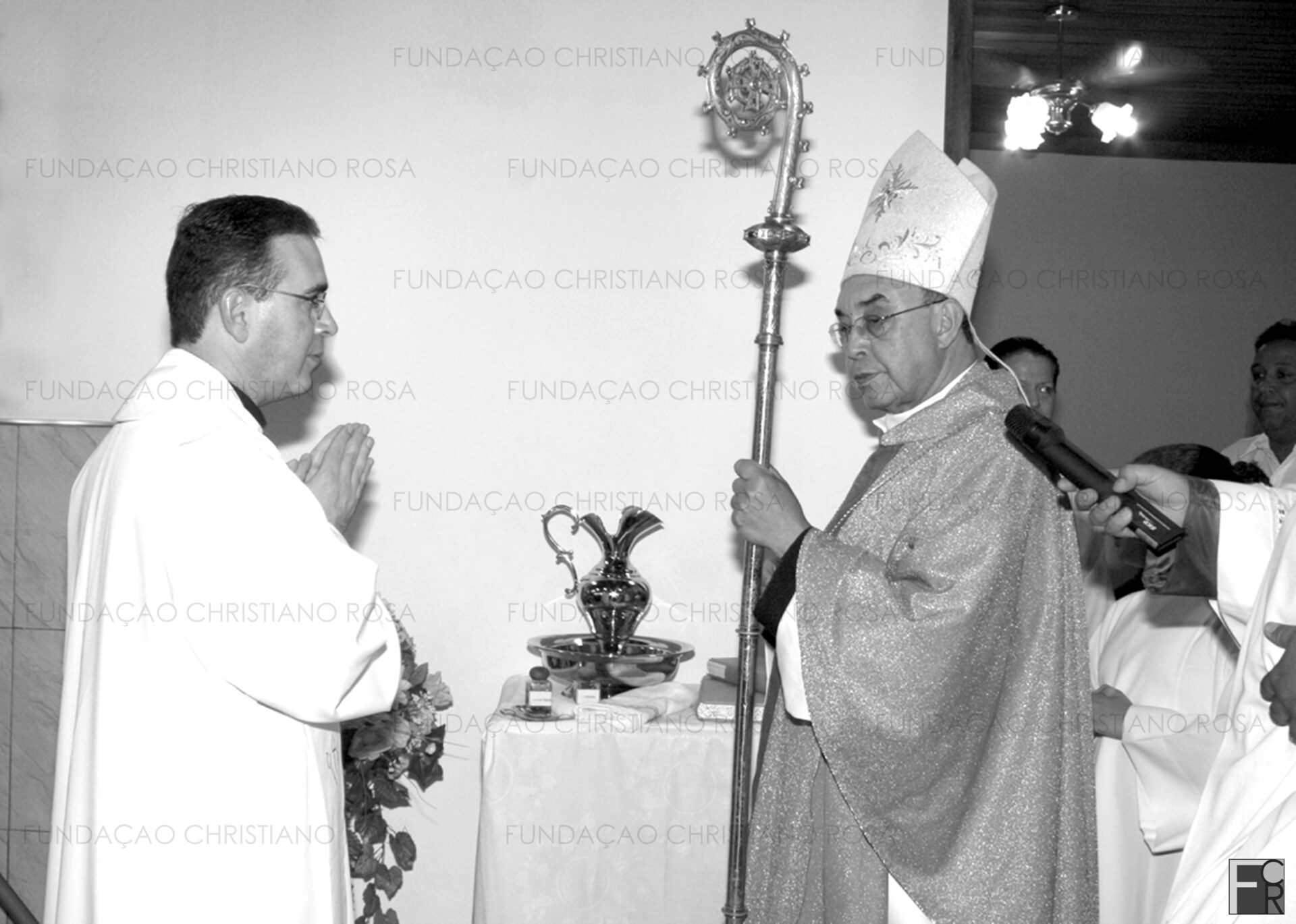 Pe. Daniel Capucho acompanhado do então Bispo Diocesano, D. Benedito Beni, durante a bênção da Pia Batismal, quando da instituição da Paróquia de Santo Antônio, em Piquete, SP, em 8 de novembro de 2007.