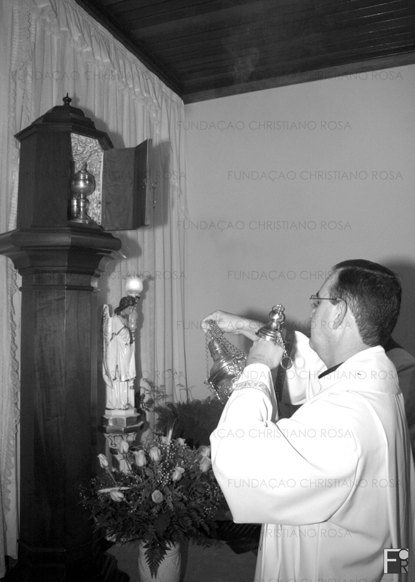 Pe. Daniel Capucho durante a bênção do Sacrário quando da instituição da Paróquia de Santo Antônio, em Piquete, SP, em 8 de novembro de 2007.