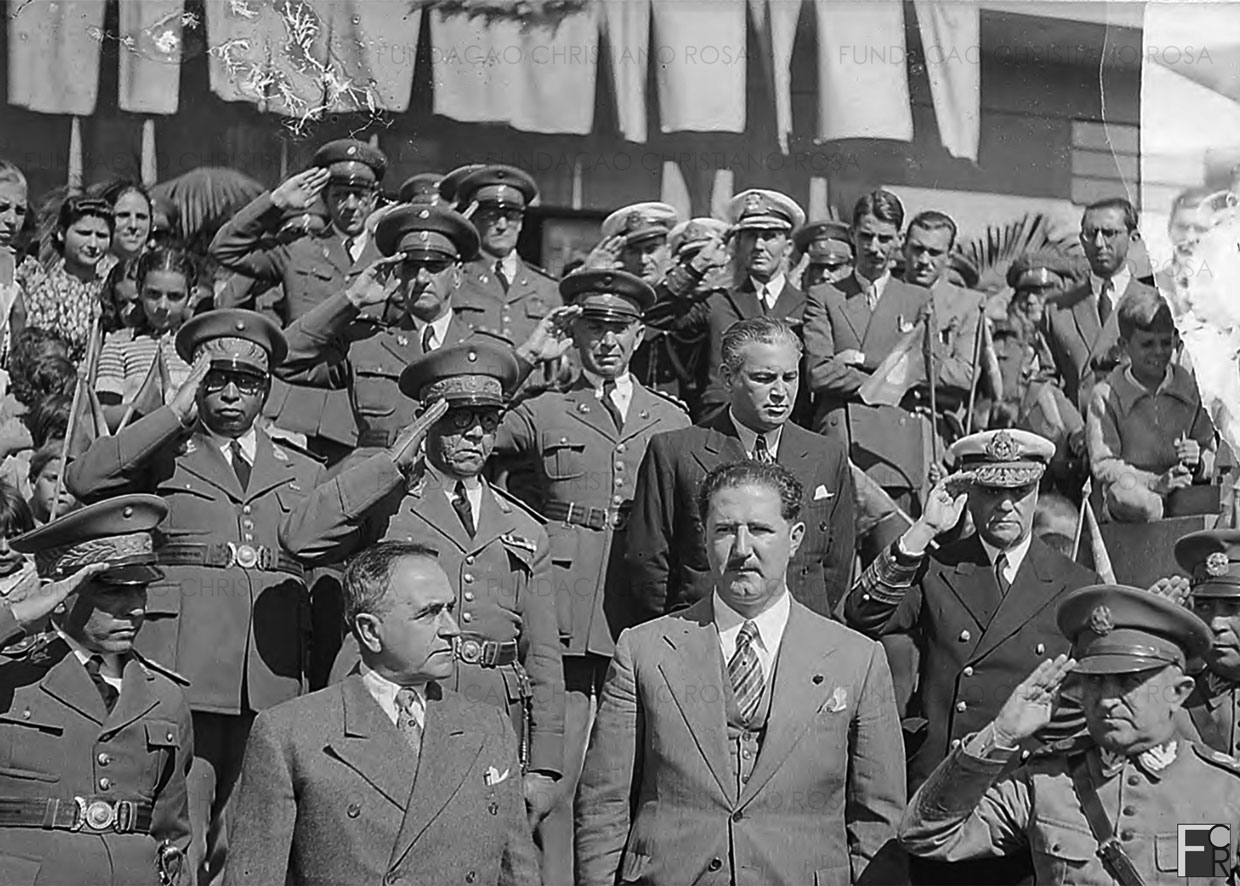 O então Presidente da República, Getúlio Vargas, acompanhado do Governador de São Paulo, Adhemar de Barros, e do Ministro da Guerra, Gen. Div. Eurico Gaspar Dutra.