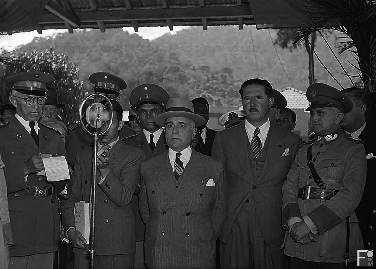 Coronel Gomes Carneiro, diretor da Fábrica de Piquete, dá as boas vindas ao Presidente da República.