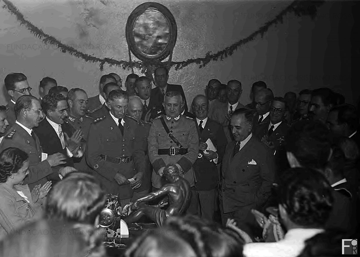 O Presidente foi presenteado com um artístico bronze pelo Coronel Gomes Carneiro, que discursou agradecendo a honrosa visita.