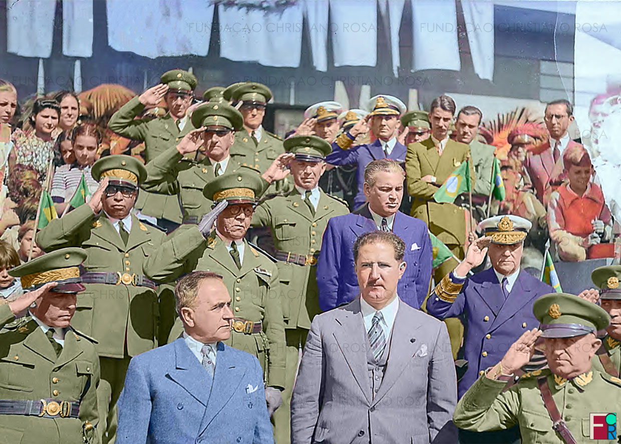 O então Presidente da República, Getúlio Vargas, acompanhado do Governador de São Paulo, Adhemar de Barros, e do Ministro da Guerra, Gen. Div. Eurico Gaspar Dutra.