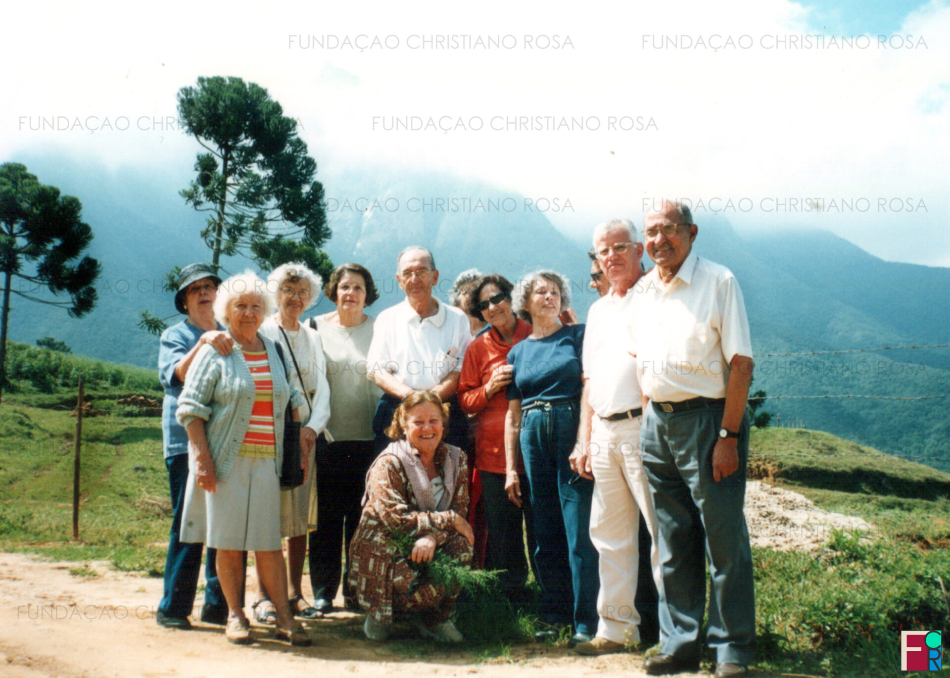 Membros do Instituto de Estudos Valeparaibanos quando de visita a Piquete, em 12/04/2003. Na foto, o grupo, junto com membros da Fundação Christiano Rosa, está na estrada Bairro dos Marins x Marmelópolis,
