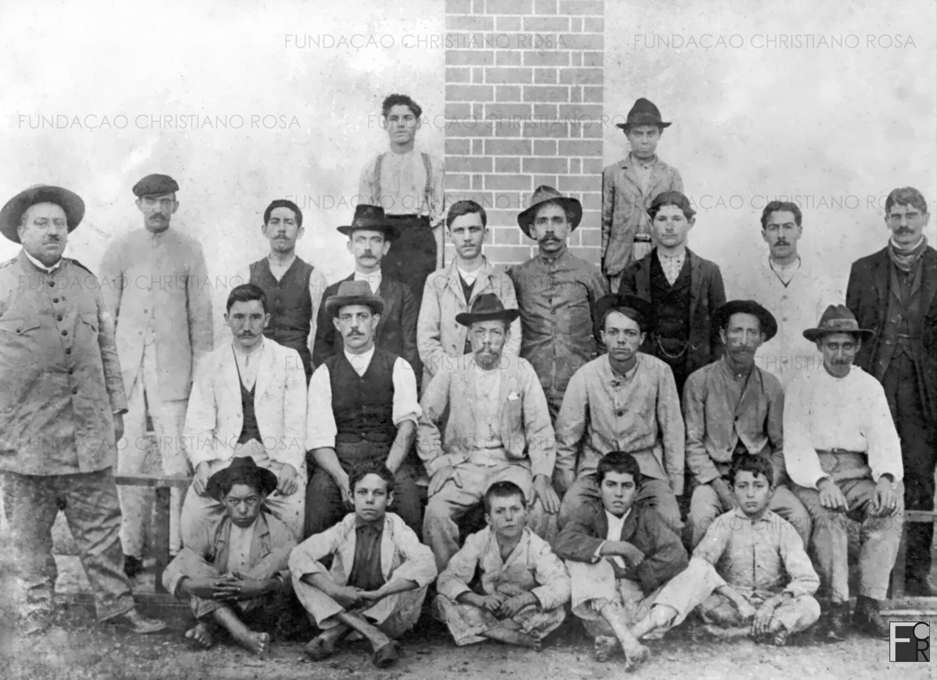 Grupo de operários quando da inauguração da FPsF, em 1909