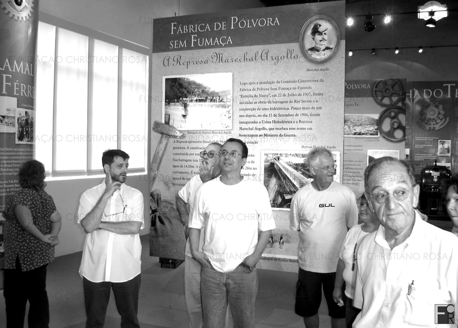 Encontro promovido pela Fundação Christiano Rosa, em Piquete, SP, para receber membros do Instituto de Estudos Valeparaibanos, o IEV, em 2006. Na foto, o grupo visita o então recém-inaugurado Memorial da Usina Hidrelétrica Rodrigues Alves.