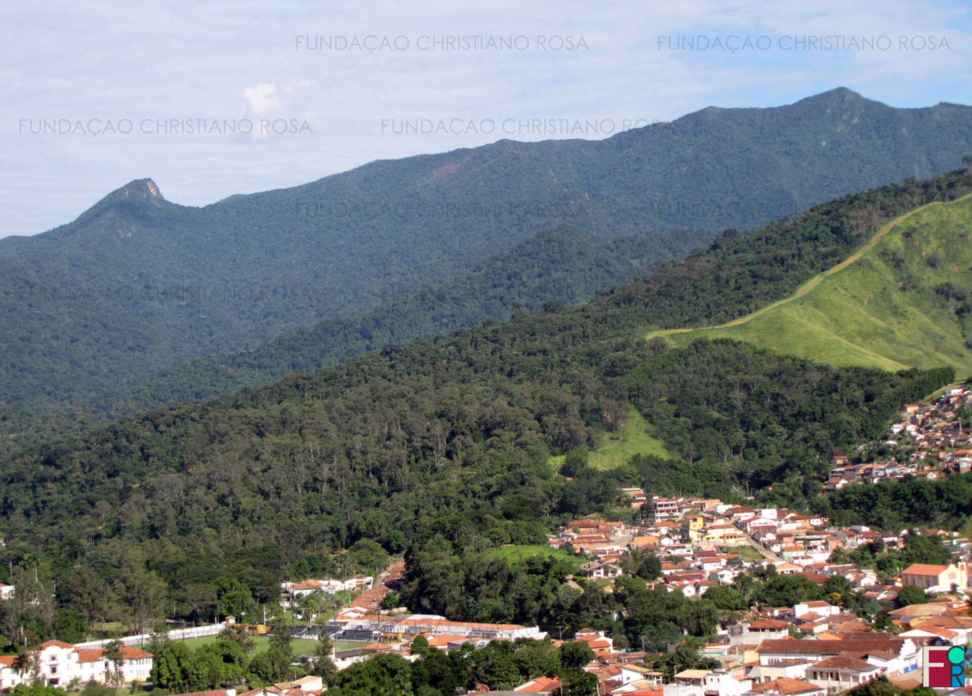 Trecho da Serra da Mantiqueira, em Piquete, SP, com destaque para o Pico Focinho de Cão, à esquerda, com seus 1678m de altitude.