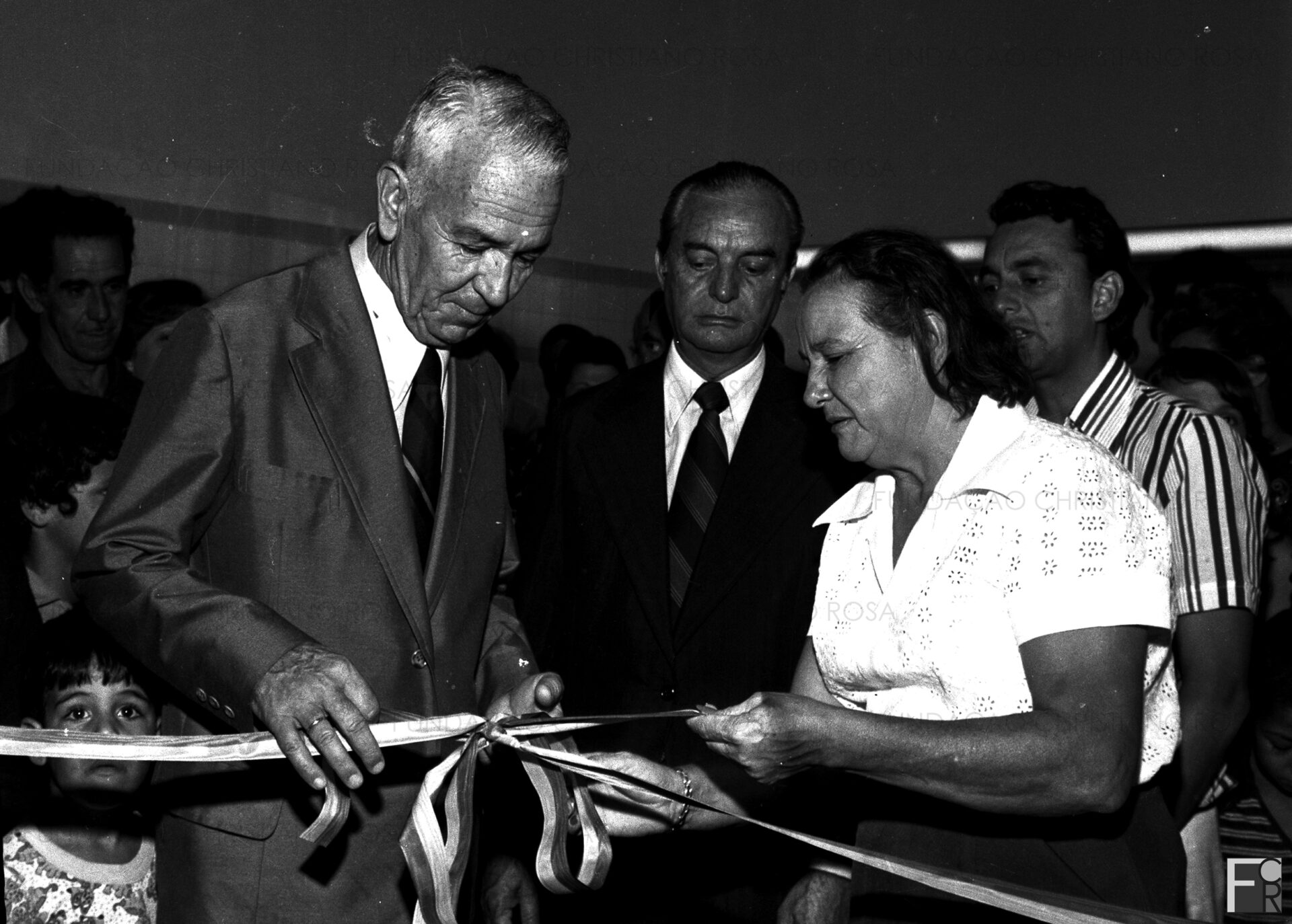Inauguração da "Padaria Sabor", do senhor José Leite. Desatam o laço o então prefeito, Christiano Rosa, e a esposa do proprietário do estabelecimento, D. Natália.
