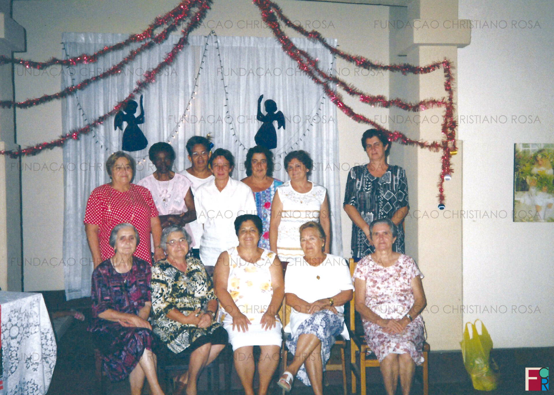 D. Eunice e demais senhoras colaboradoras da Oficina Santa Rita, em Piquete, SP.