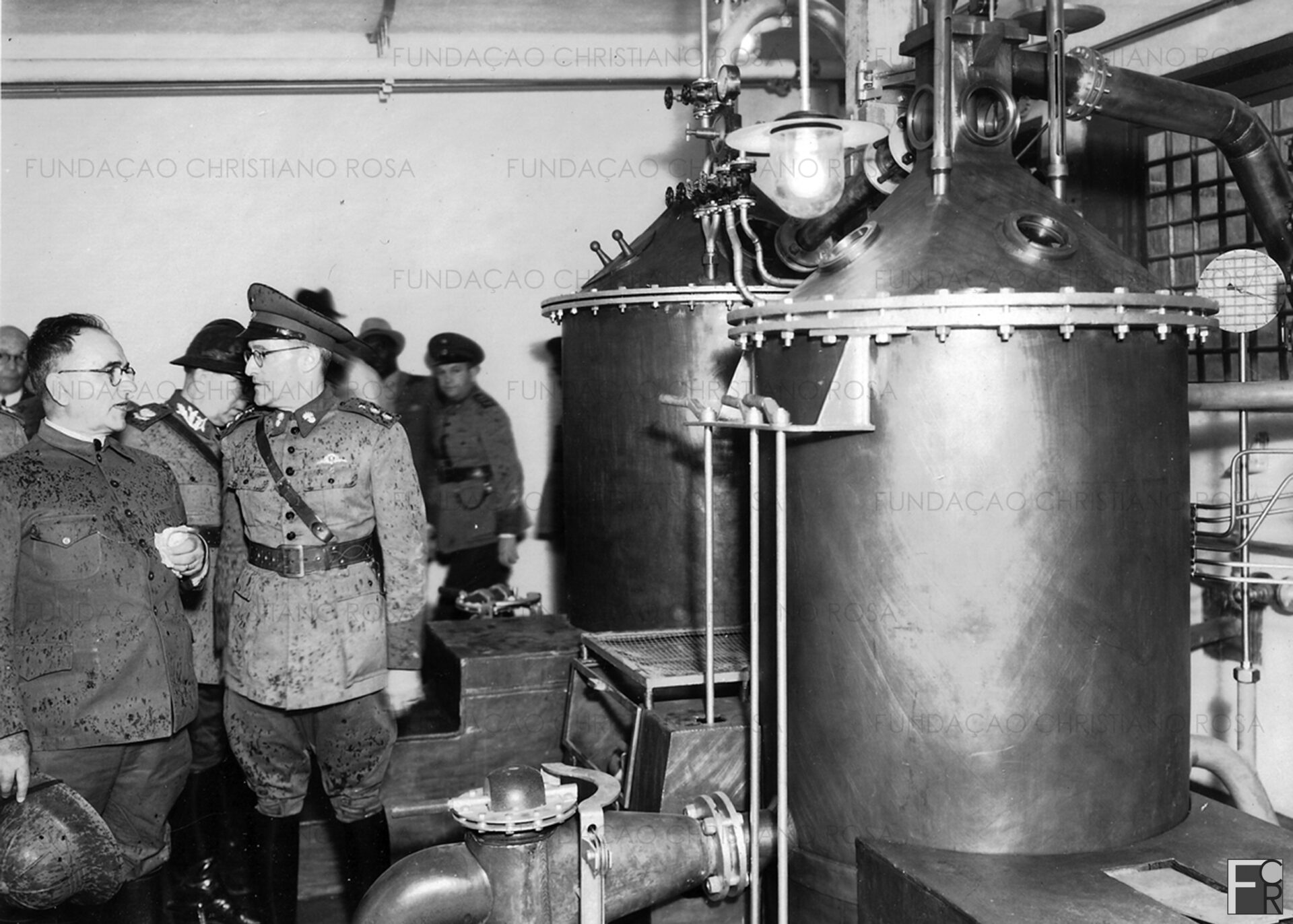 O Presidente da República, Getúlio Vargas, e o Diretor da Fábrica, Coronel Waldemar Brito de Aquino, em visita às obras de construção da unidade produtora da pólvora de base dupla, em Piquete, em 24/10/1940.