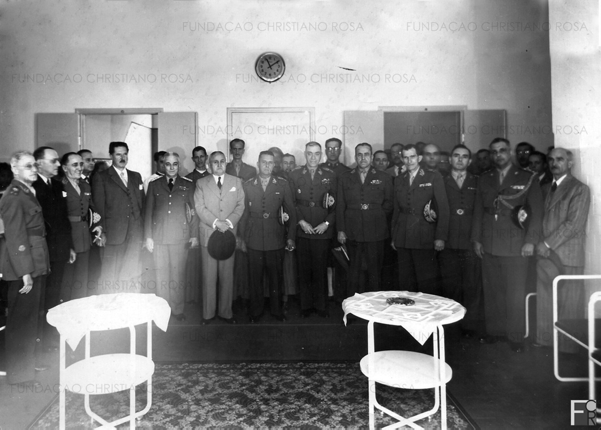 Inauguração do Hospital da FPV, em Piquete, SP, em 28 de Agosto de 1948. Foto tirada no interior do prédio, em que se vê o Presidente da República, Eurico Gaspar Dutra, o diretor da Fábrica, Coronel Waldemar Brito de Aquino (à esquerda), o Interventor do Estado de São Paulo, Adhemar de Barros, e outras autoridades.