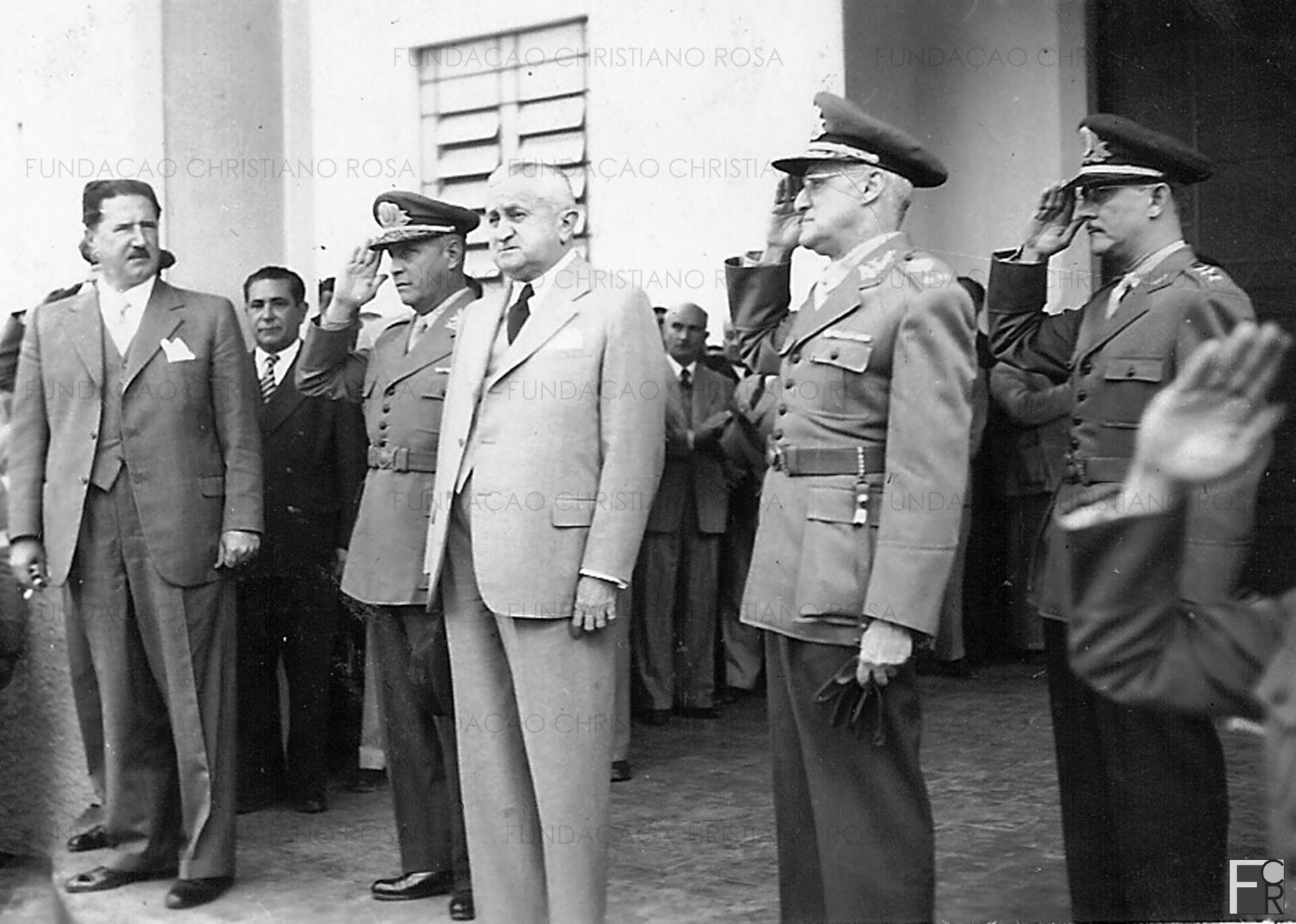 Inauguração do Hospital da FPV, em Piquete, SP, em 28 de Agosto de 1948. Ao centro, o presidente da República, Eurico Gaspar Dutra, ladeado pelo interventor do Estado, Adhemar de Barros (esq.) e pelo Diretor da Fábrica, Coronel Waldemar Brito de Aquino.
