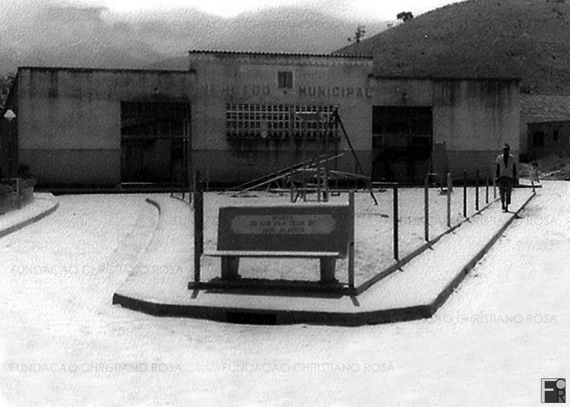 Em frente ao Mercado Municipal, o Parque Infantil. Foto do início da década de 1970.