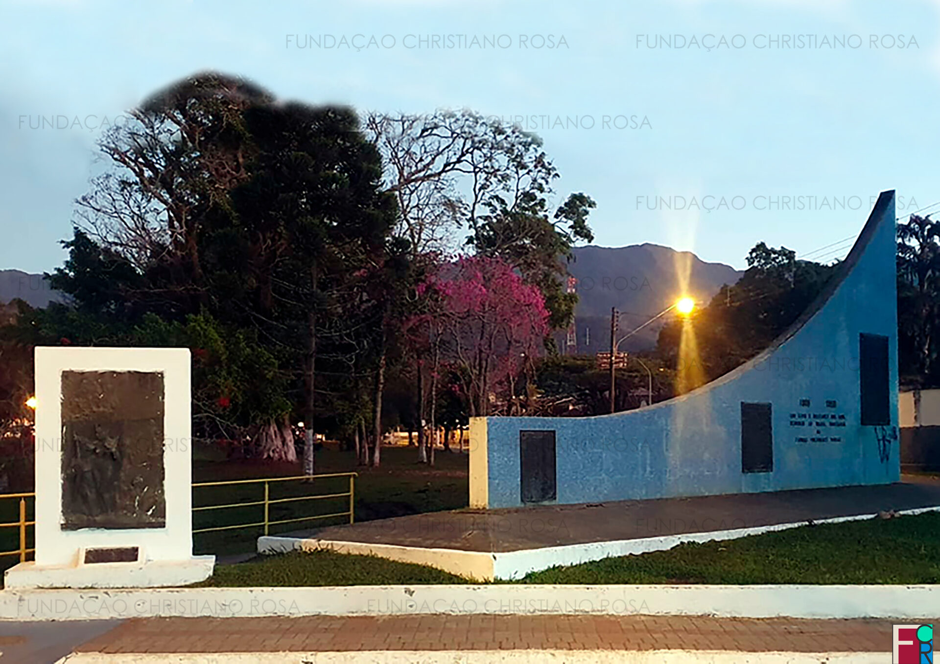 O Marco do Cinquentenário da FPV, inaugurado em 15 de março de 1959. Ao lado, a obra "Caramuru", do artista plástico Antônio César Dória, instalado em base inaugurada no mesmo dia. Foto de agosto de 2023.