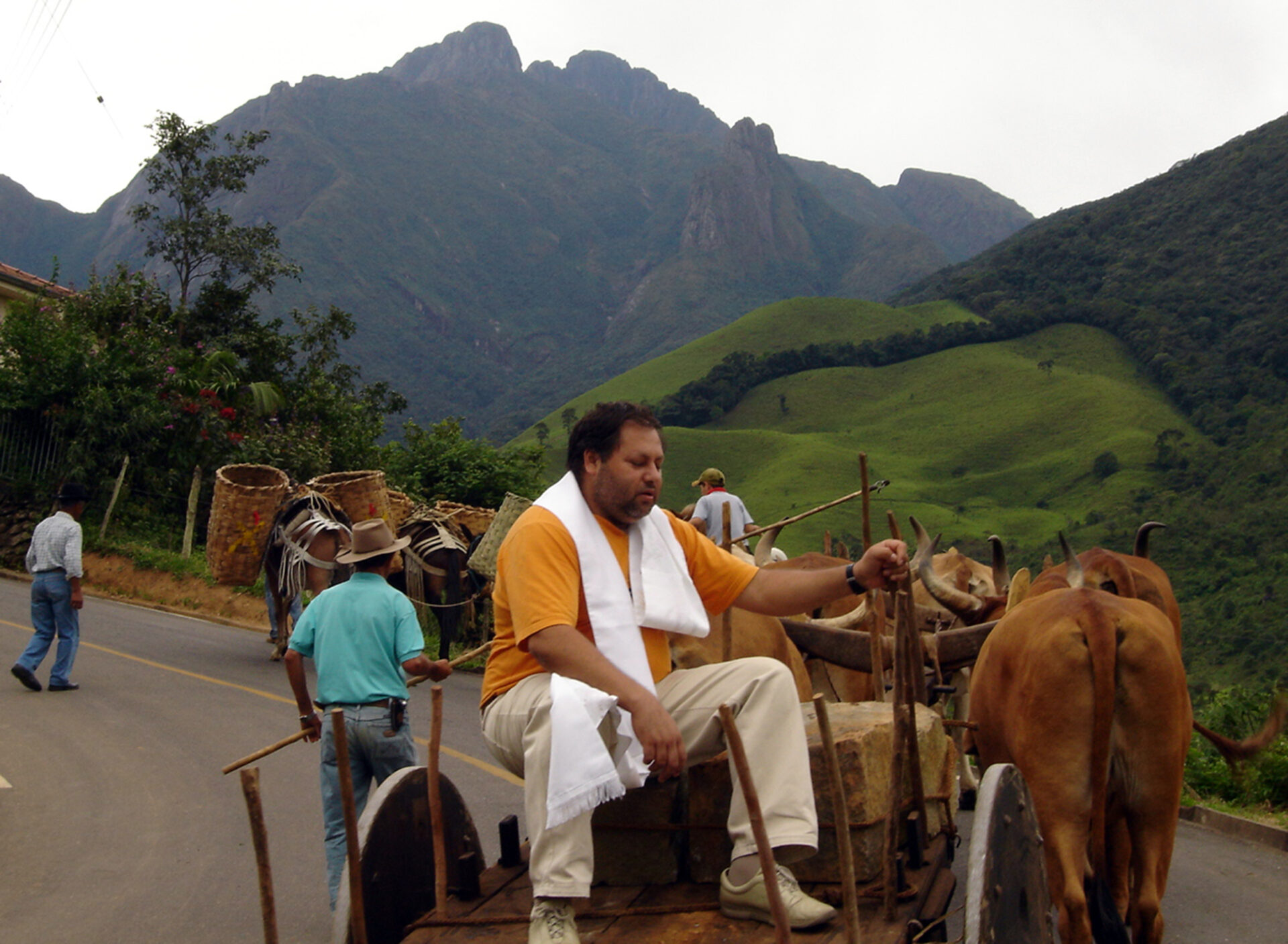 Padre Gilvan, do Bairro do Embaú, chega para a missa em carro-de-bois