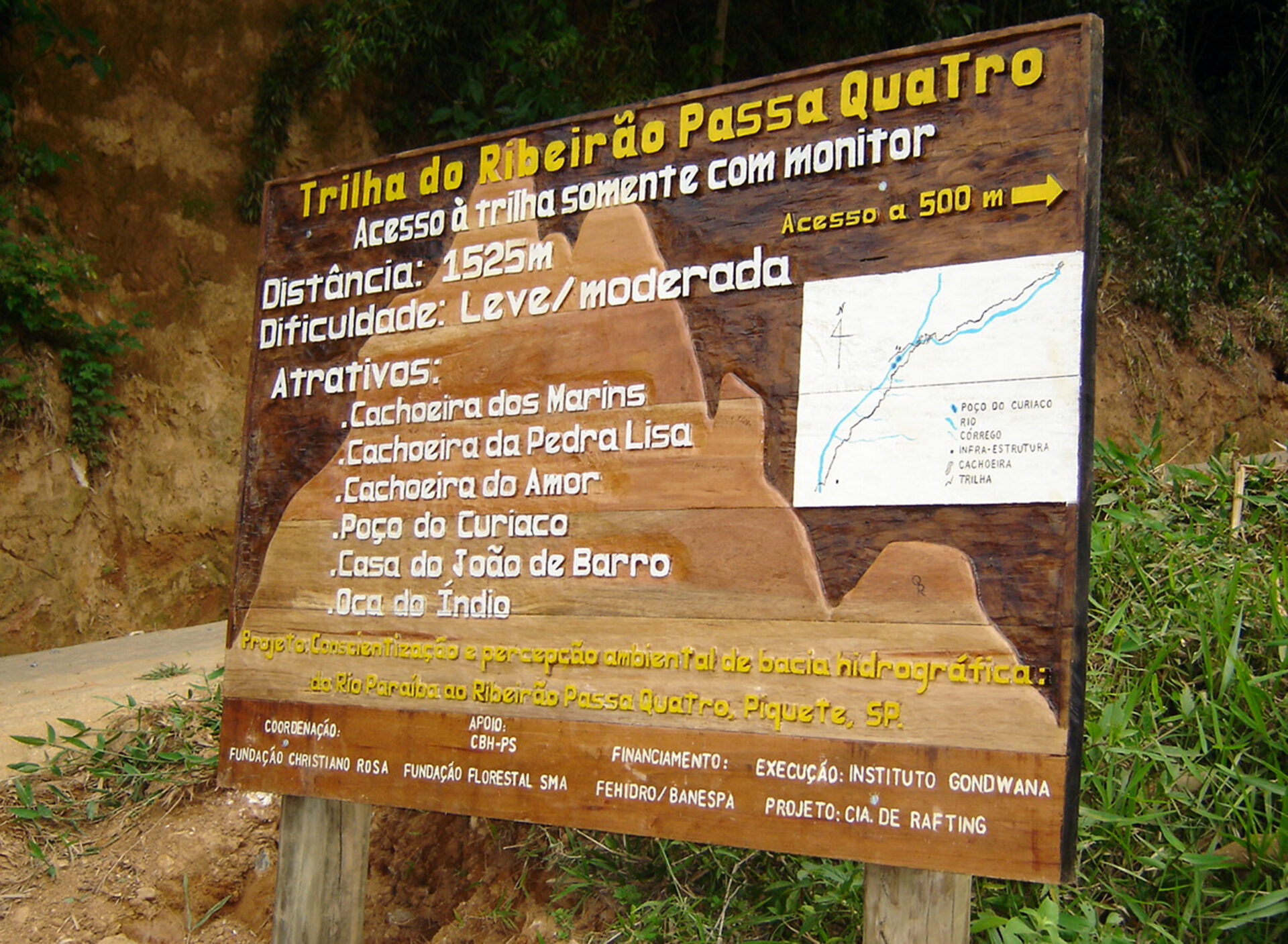 Placa sinalizadora de cachoeiras e trilhas instalada no Bairro dos Marins