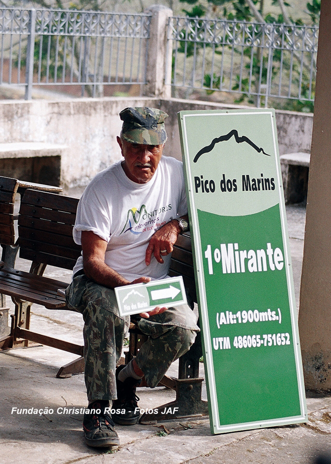 Seu João Corrêa, que atua como guia para idas ao Pico dos Marins, e uma das placas criadas pelo Projeto para sinalização da Trilha dos Marins.