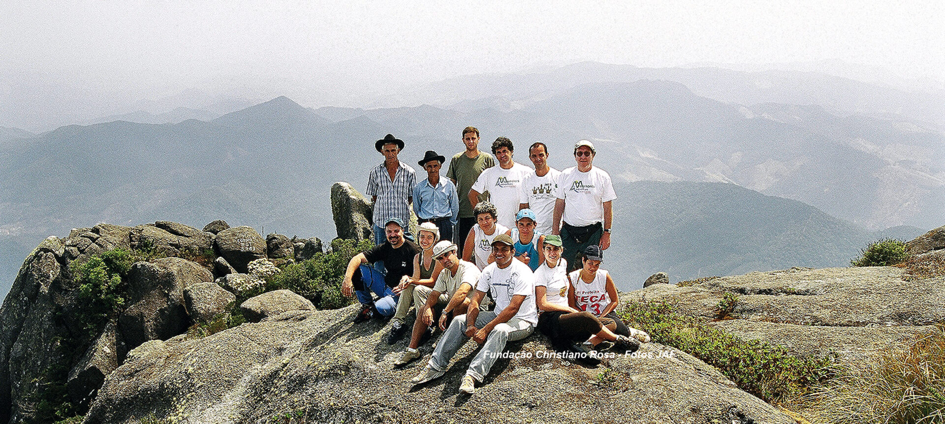 Grupo de alunos do projeto “Conscientização e Percepção Ambiental: do Rio Paraíba do Sul ao Ribeirão Passa Quatro” durante expedição ao Pico dos Marins