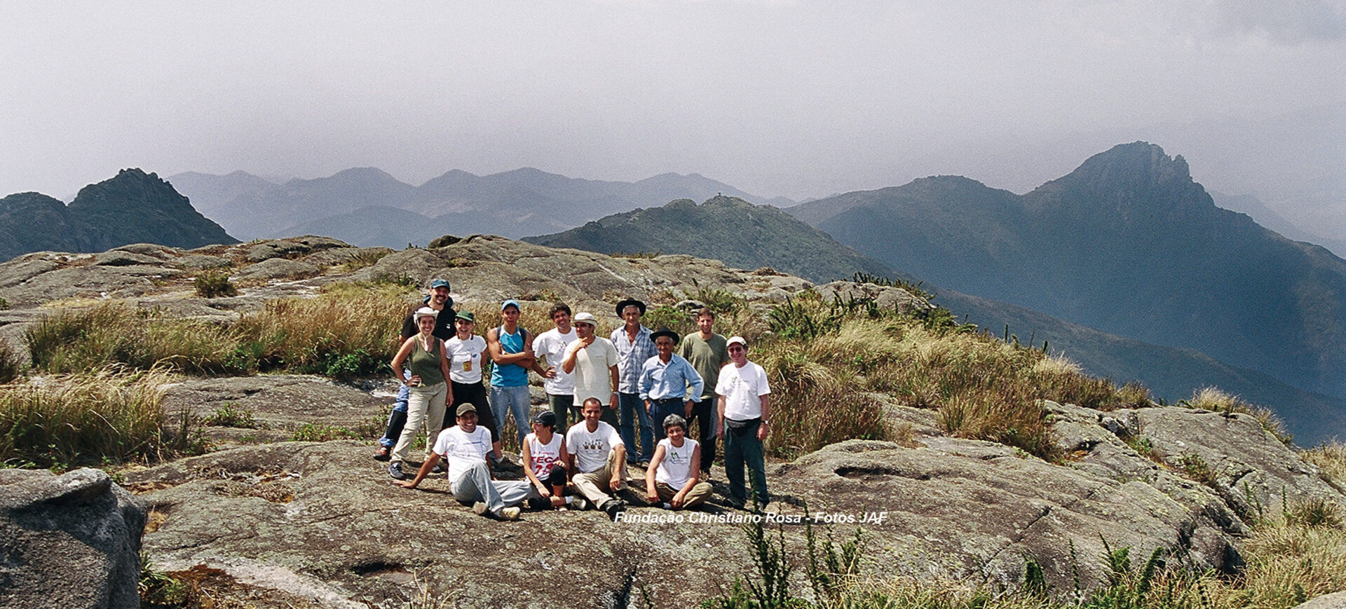 Grupo de alunos do projeto “Conscientização e Percepção Ambiental: do Rio Paraíba do Sul ao Ribeirão Passa Quatro” durante expedição ao Pico dos Marins
