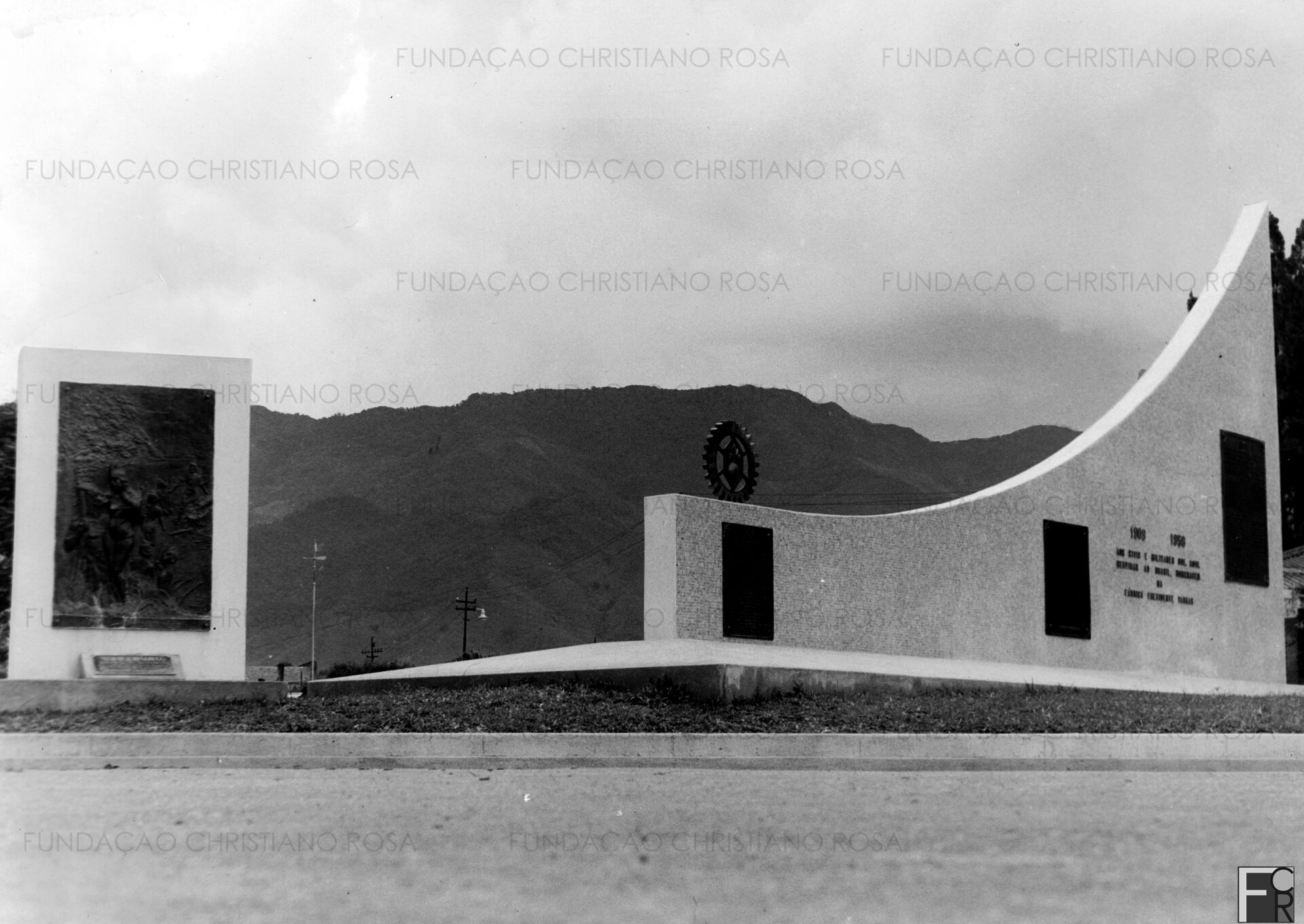 O Marco do Cinquentenário da FPV, inaugurado em 15 de março de 1959. Ao lado, a obra "Caramuru", do artista plástico Antônio César Dória, instalado em base inaugurada no mesmo dia. Foto de 15 de março de 1959.