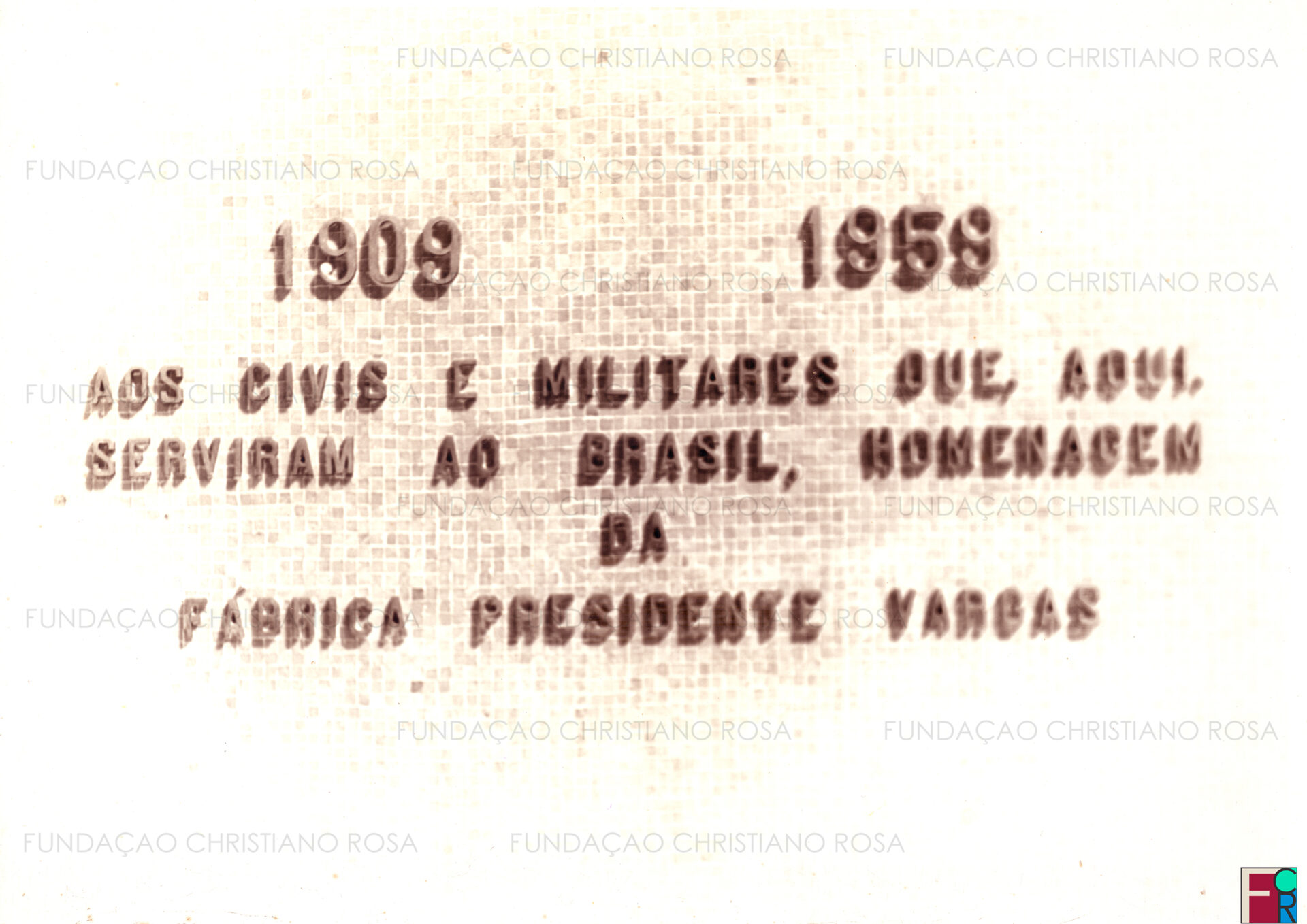Detalhe da mensagem inscrita no Marco do Cinquentenário da FPV, inaugurado em 15 de março de 1959.