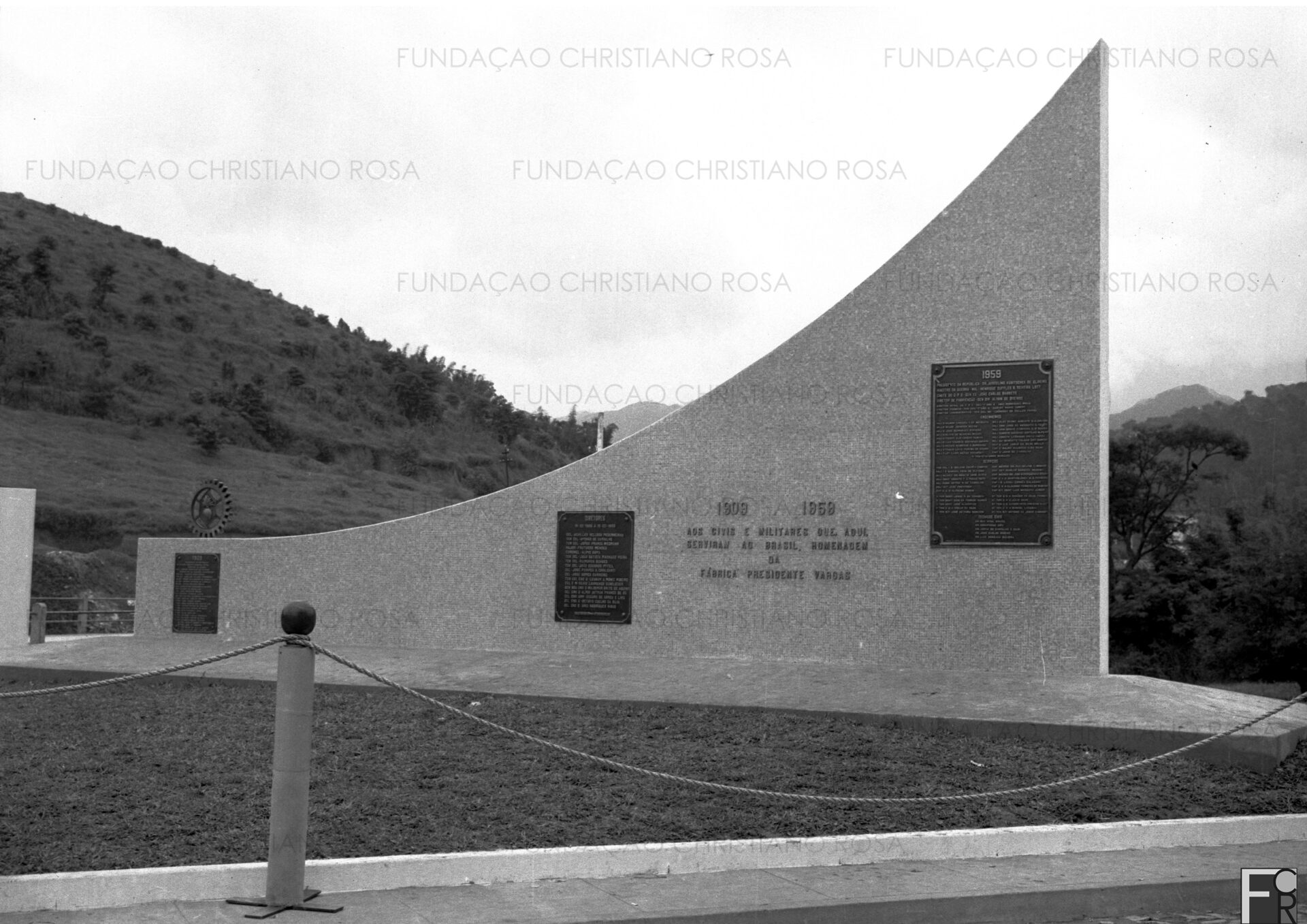 O Marco do Cinquentenário da FPV, inaugurado em 15 de março de 1959.