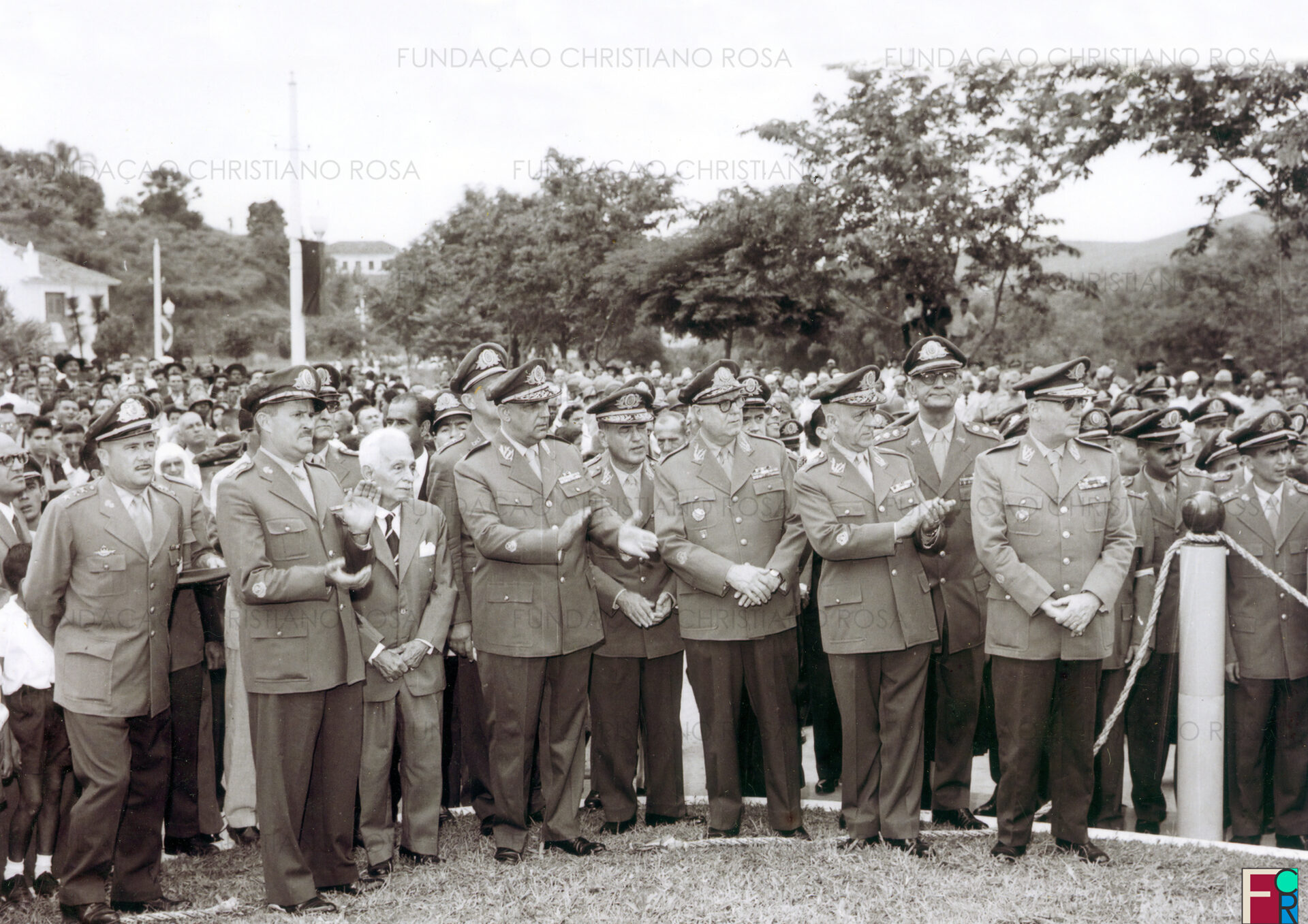 Registro em que se vê militares e parte do publico presentes à inauguração do Marco do Cinquentenário da FPV, em 15 de março de 1959.