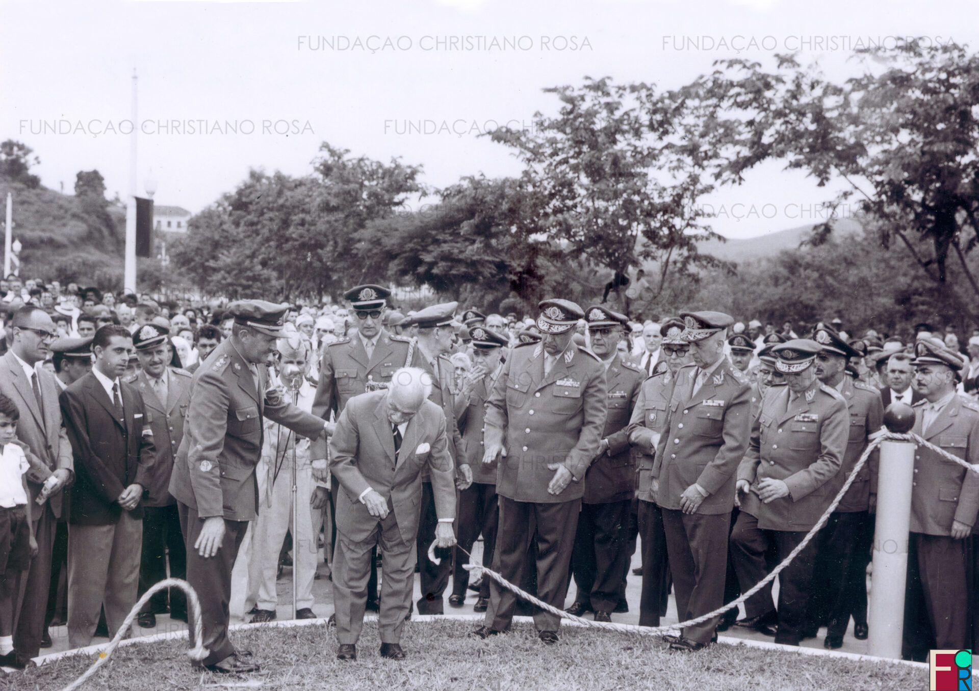 Momento de corte da fita de inauguração do Marco do Cinquentenário da FPV, em 15 de março de 1959, pelo General Oto Guttierres Simas, militar que, como Tenente, chegou a Piquete em 1905 para a construção da FPV.
