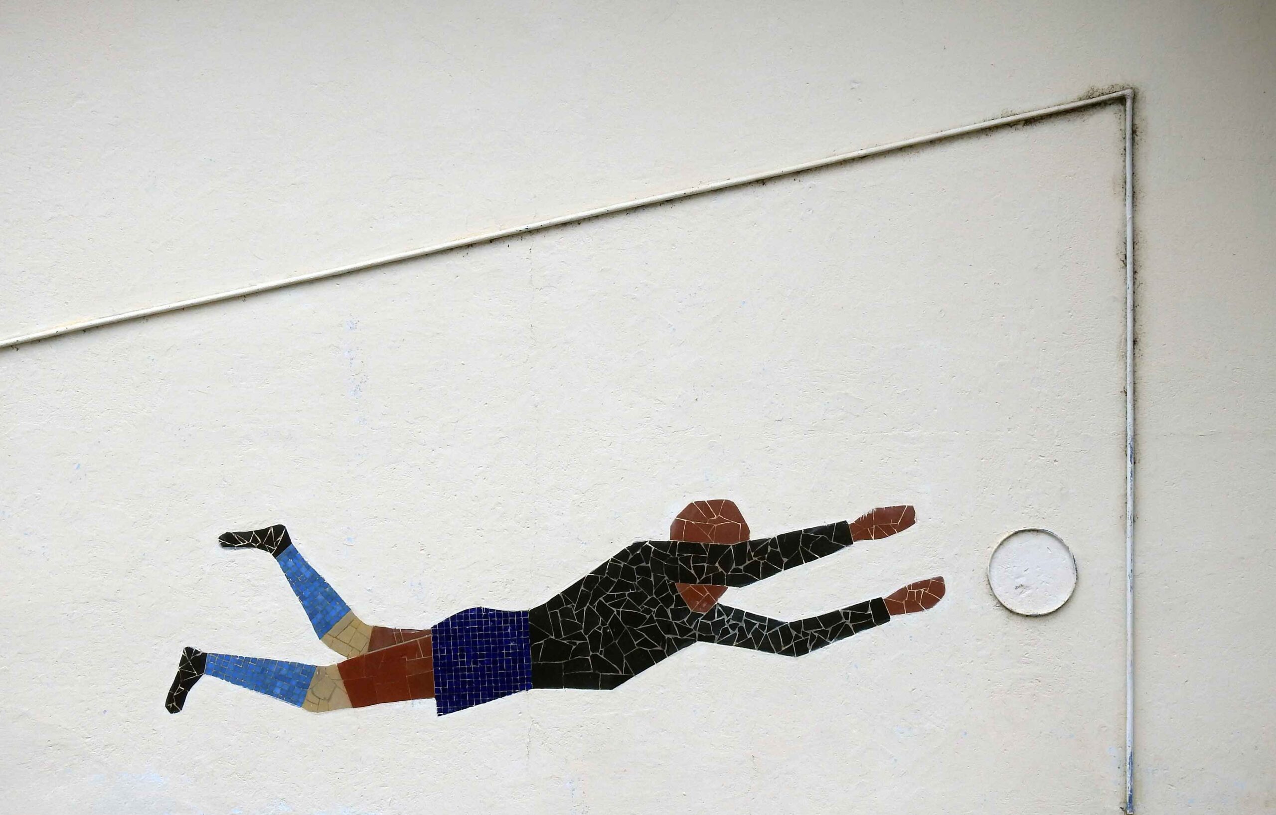 Mosaico com caco de ladrilhos que decora o muro frontal do Campo do Estrela.