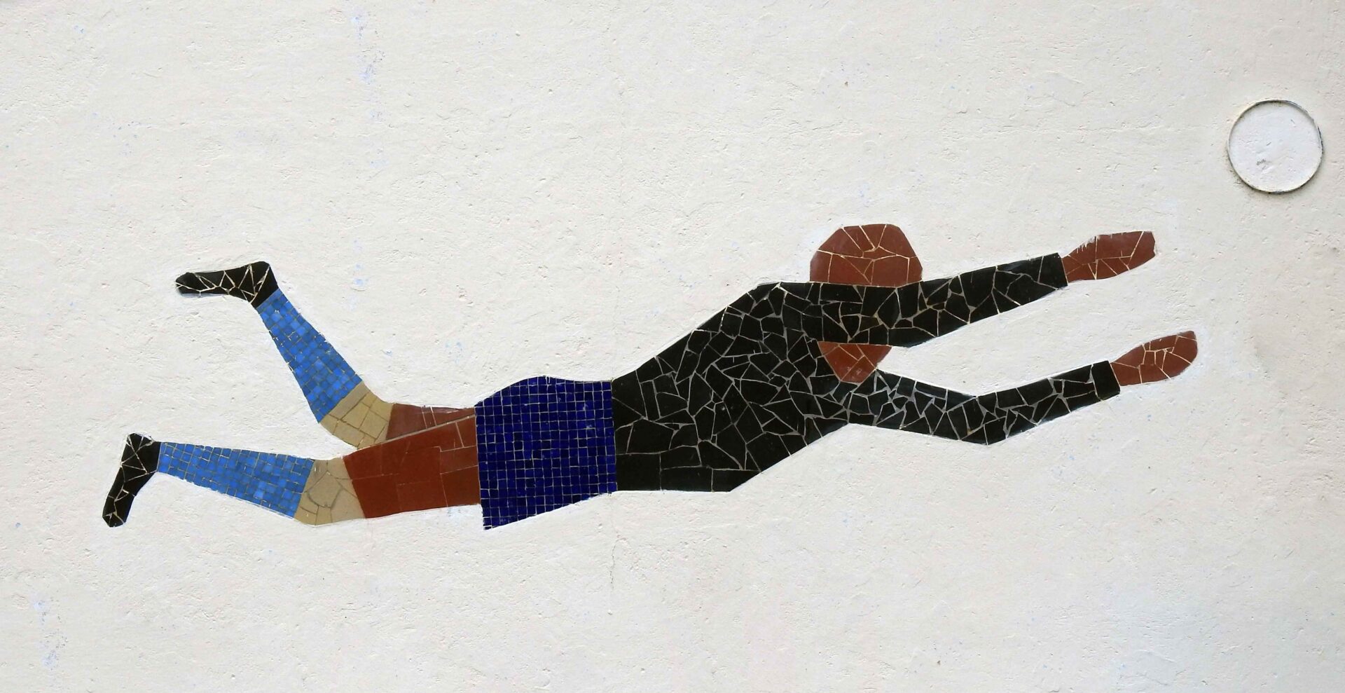 Mosaico com caco de ladrilhos que decora o muro frontal do Campo do Estrela.