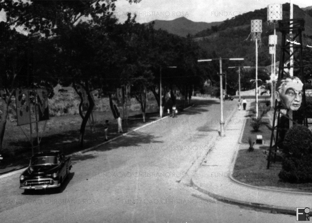 Praça Duque de Caxias decorada em homenagem a Monteiro Lobato, no Natal de 1967