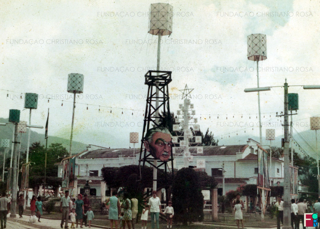 Praça Duque de Caxias decorada em homenagem a Monteiro Lobato, no Natal de 1967