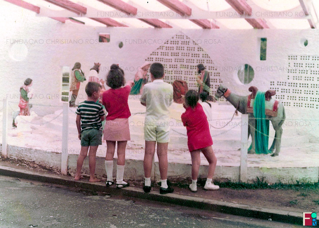 Crianças contemplam o Presépio no Natal de 1967