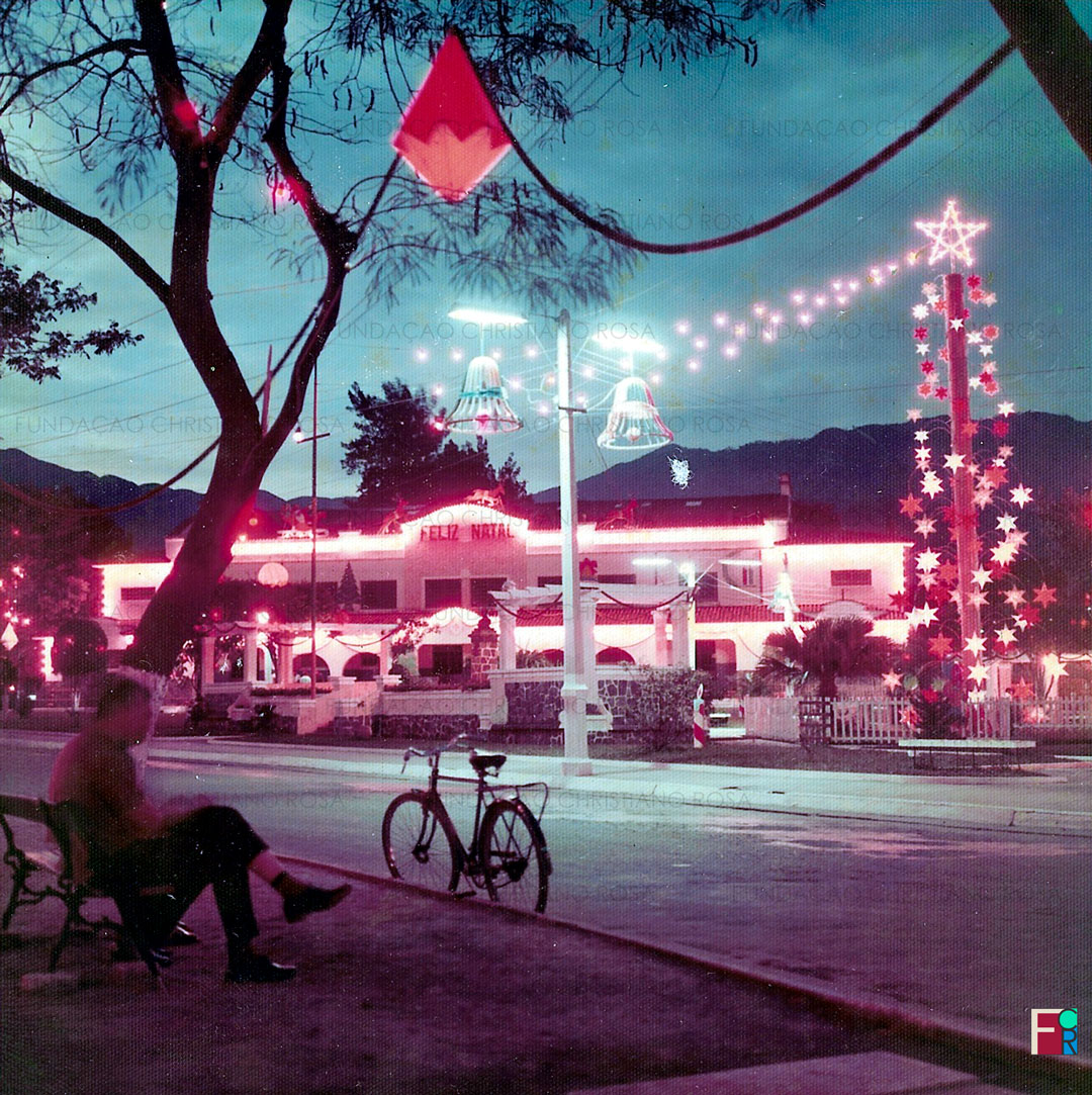 Praça Duque de Caxias decorada para o Natal de 1971