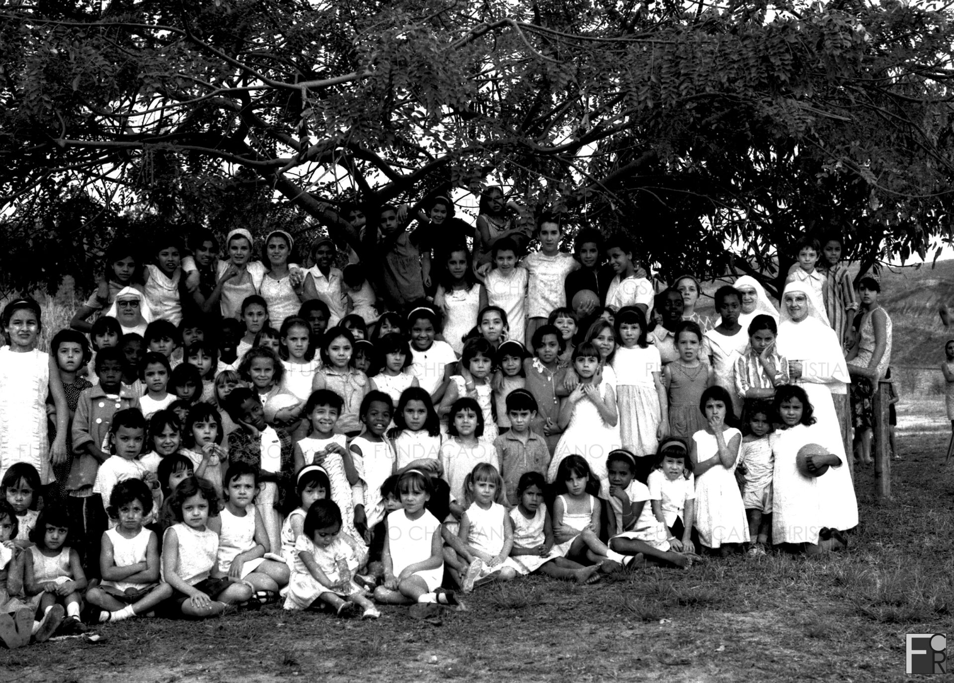 Irmãs salesianas e jovens no Orfanato Madre Maria Mazzarello, no bairro da Caixa D'Água, em Piquete, SP.