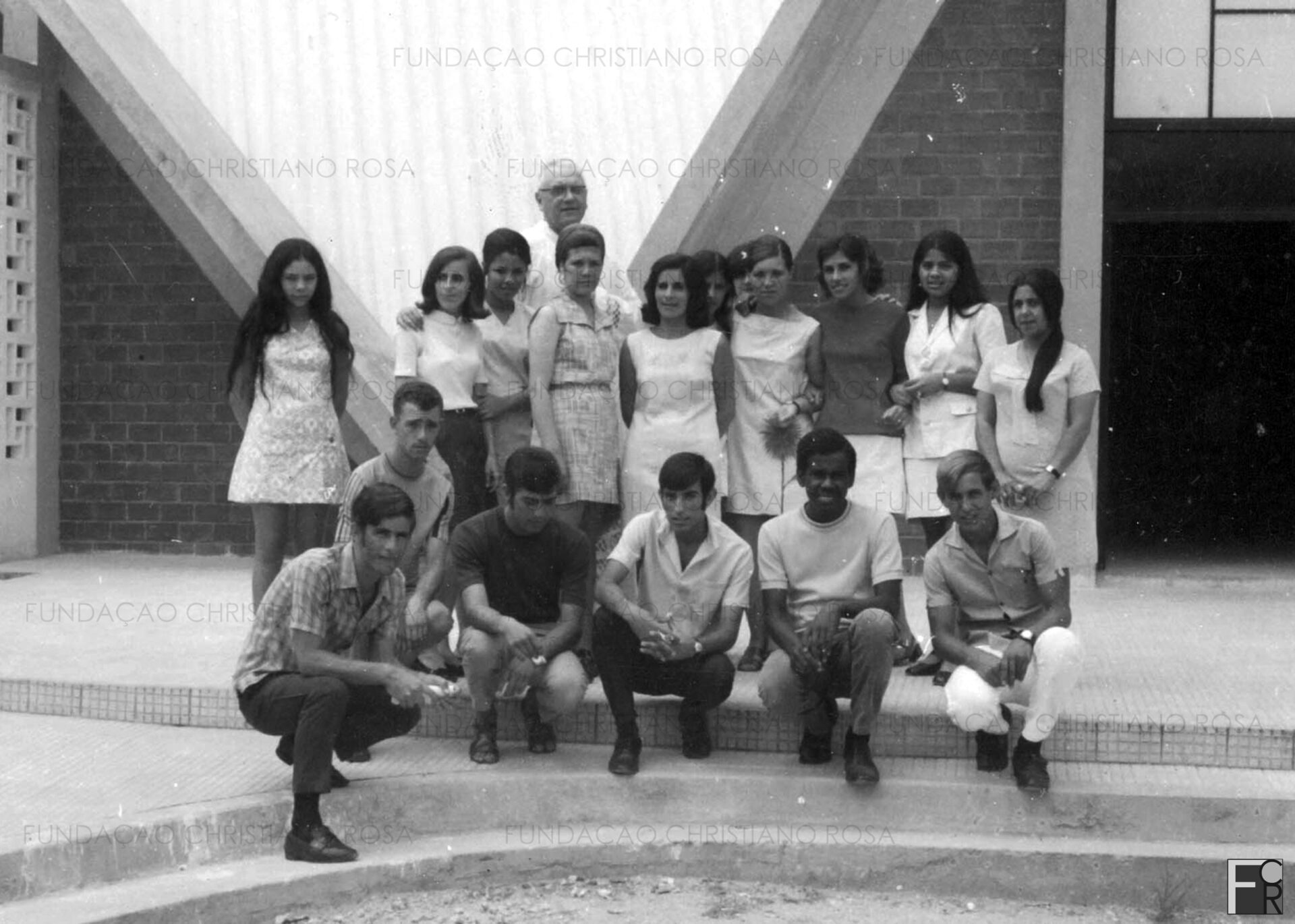 Padre Pedro Verdumen e grupo de jovens em frente à Igreja Matriz São Miguel.