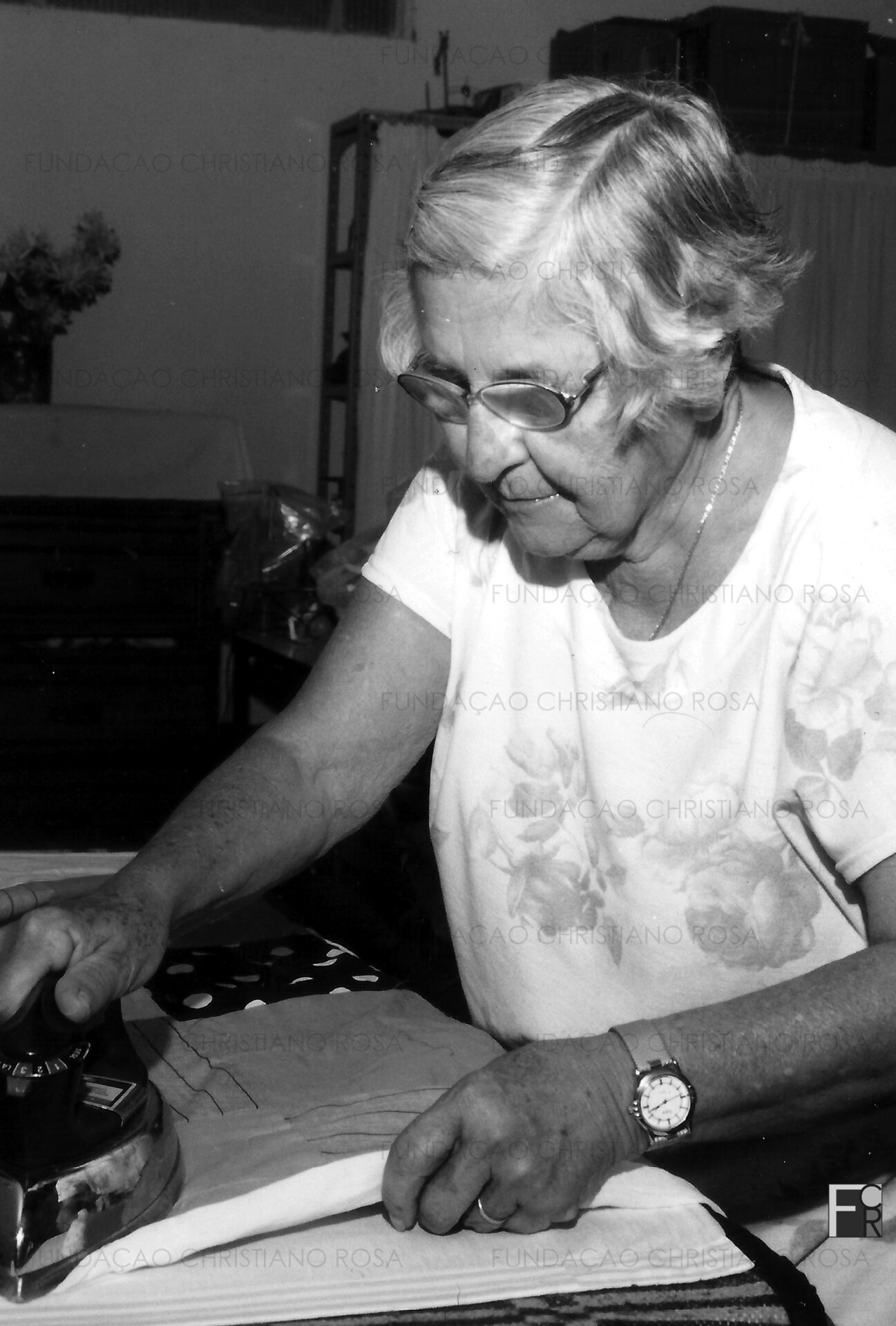D. Eunice Prado Nunes em atividade na Oficina Santa Rita, em Piquete, SP.
